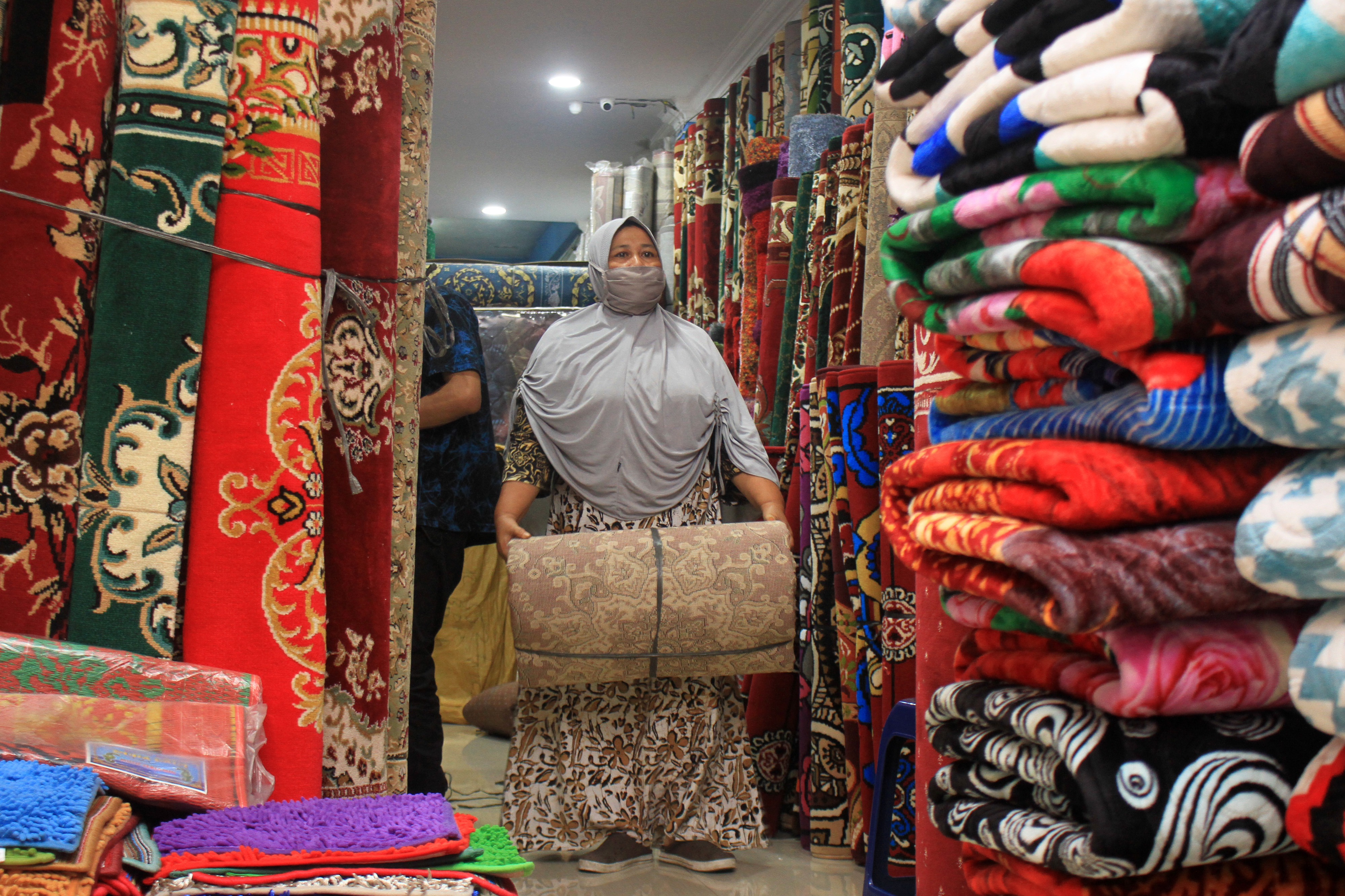 Pedagang melayani pembeli permadani atau karpet di Kota Meulaboh, Aceh Barat, Aceh.