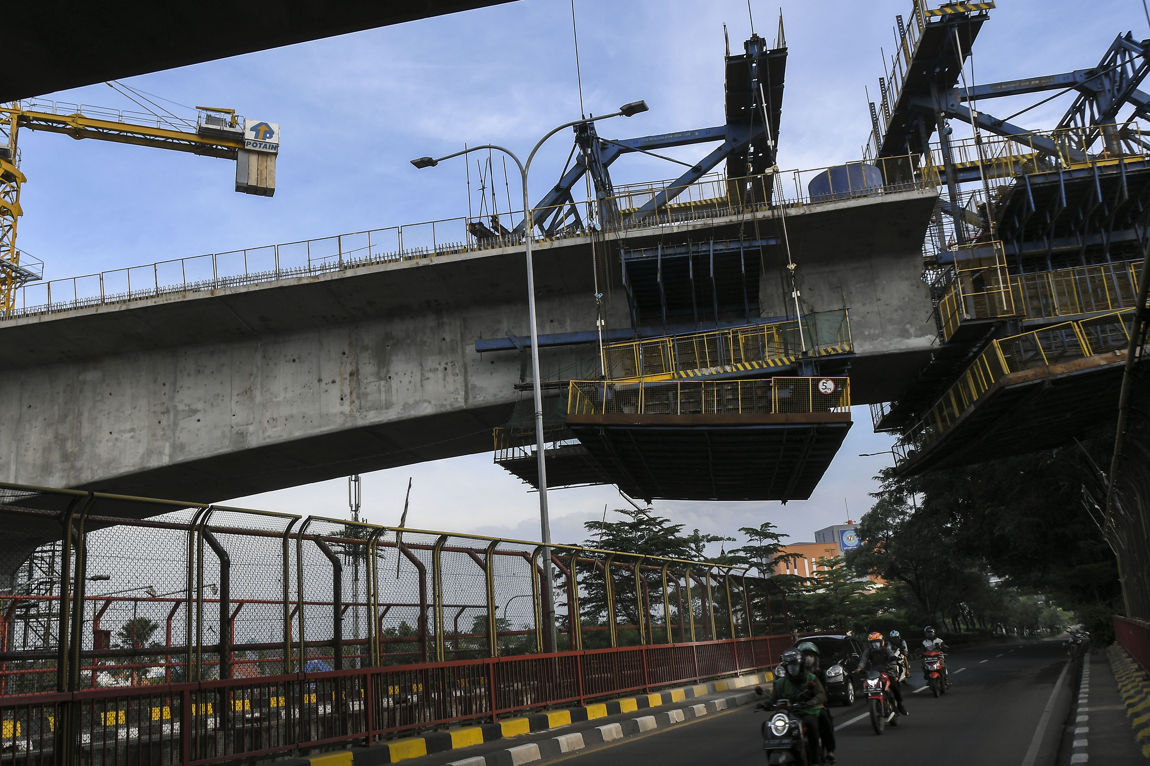 Proyek pembangunan kereta cepat Jakarta-Bandung di Bekasi, Jawa Barat,