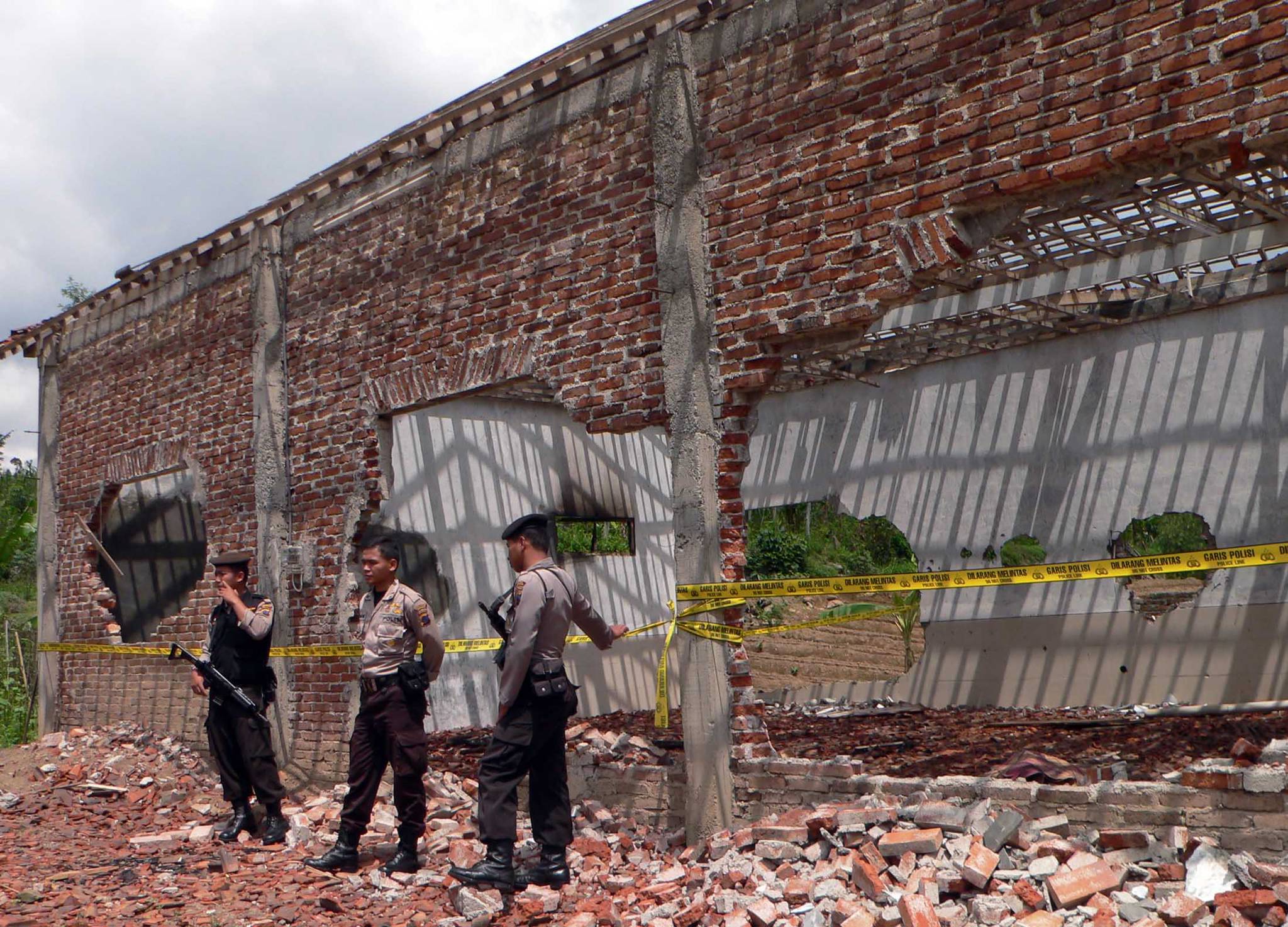  Sejumlah polisi berjaga di sekitar lokasi tempat ibadah yang dirusak warga massa, di Tlogowero, Bansari, Temanggung, Jawa Tengah. 