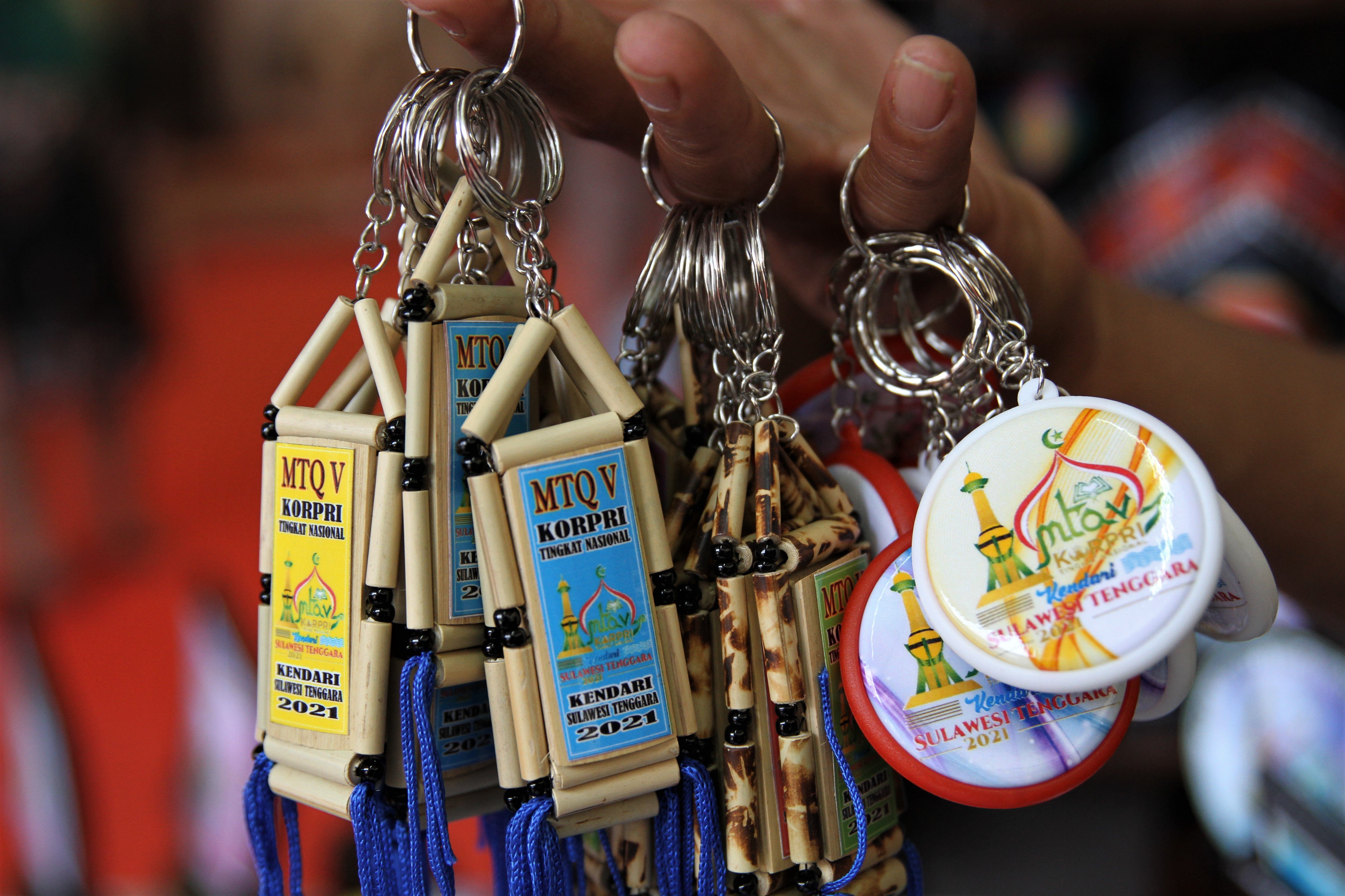Produk gantungan kunci yang dipamerkan di Pameran UMKM MTQ V Kopri 2021 di MTQ Square, Kendari, Sulawesi Tenggara, Minggu (14/11/2021)