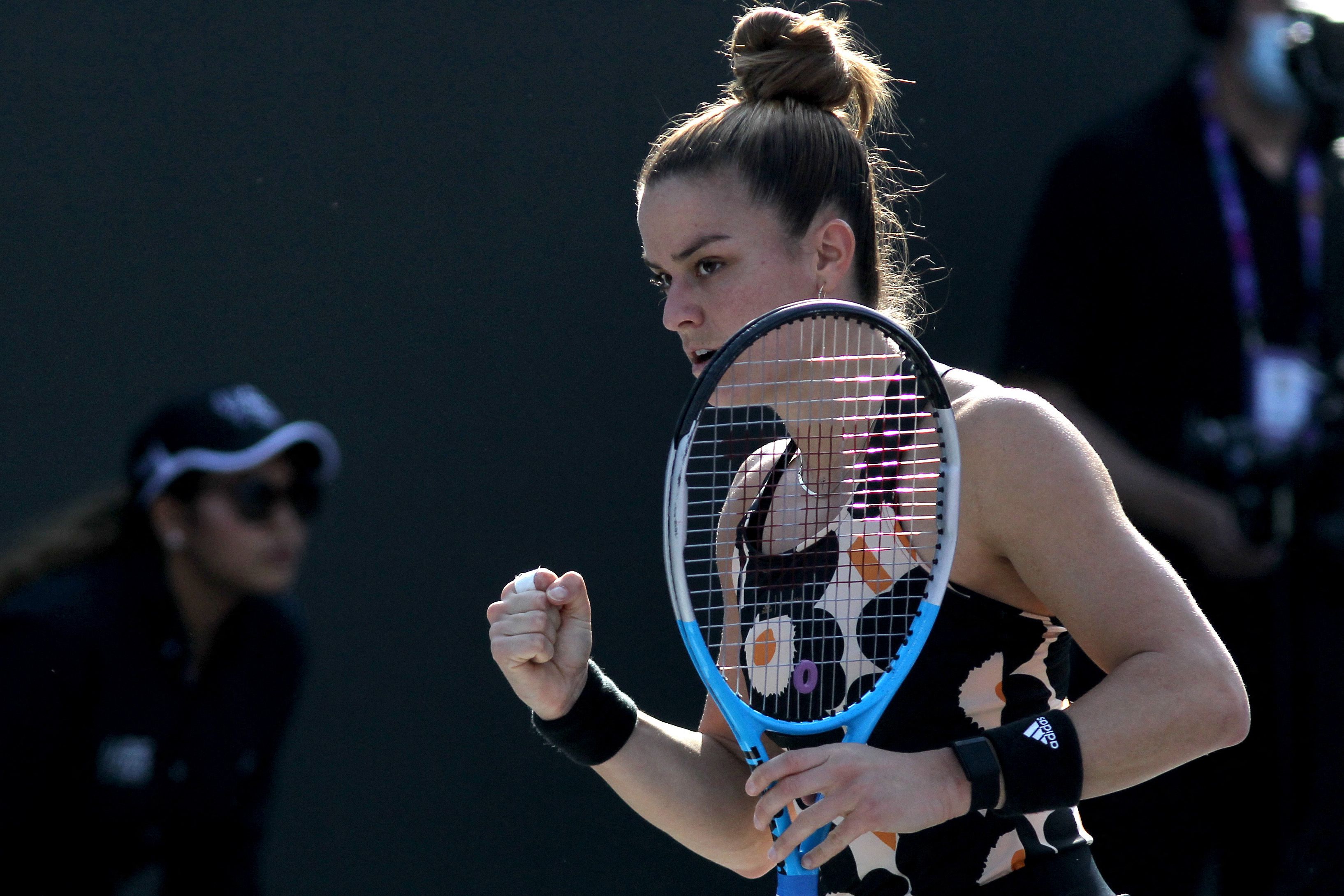 Petenis Yunani Maria Sakkari mengepalkan tangan setelah mengalahkan Iga Swiatek dari Polandia di ajang WTA Finals.  