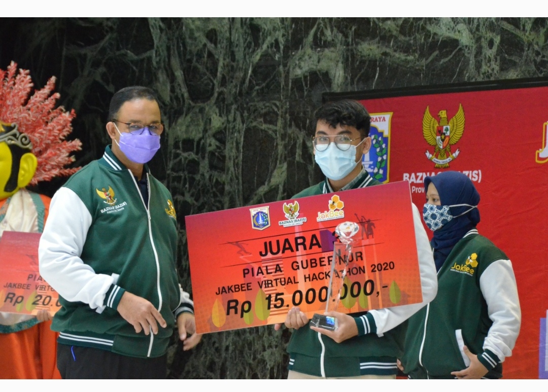 Gubernur DKI Jakarta memberi hadiah kepada juara peserta Jakbee Social Innovation Award 2021. 