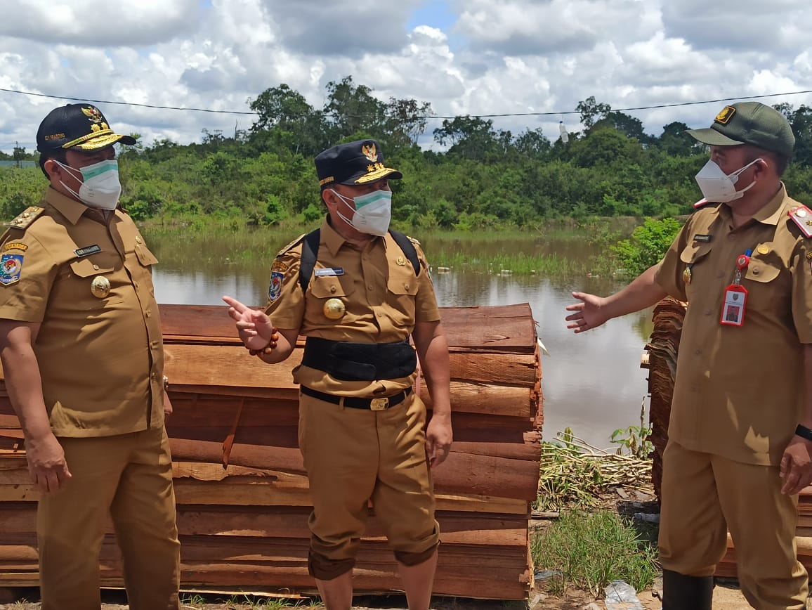 Gubernur Kalteng Sugianto Sabran (tengah).