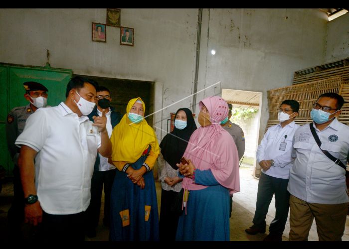 Ketua KSP Moeldoko (kiri) saat menemui sejumlah peternak ayam petelur di Blitar, Jawa Timur.