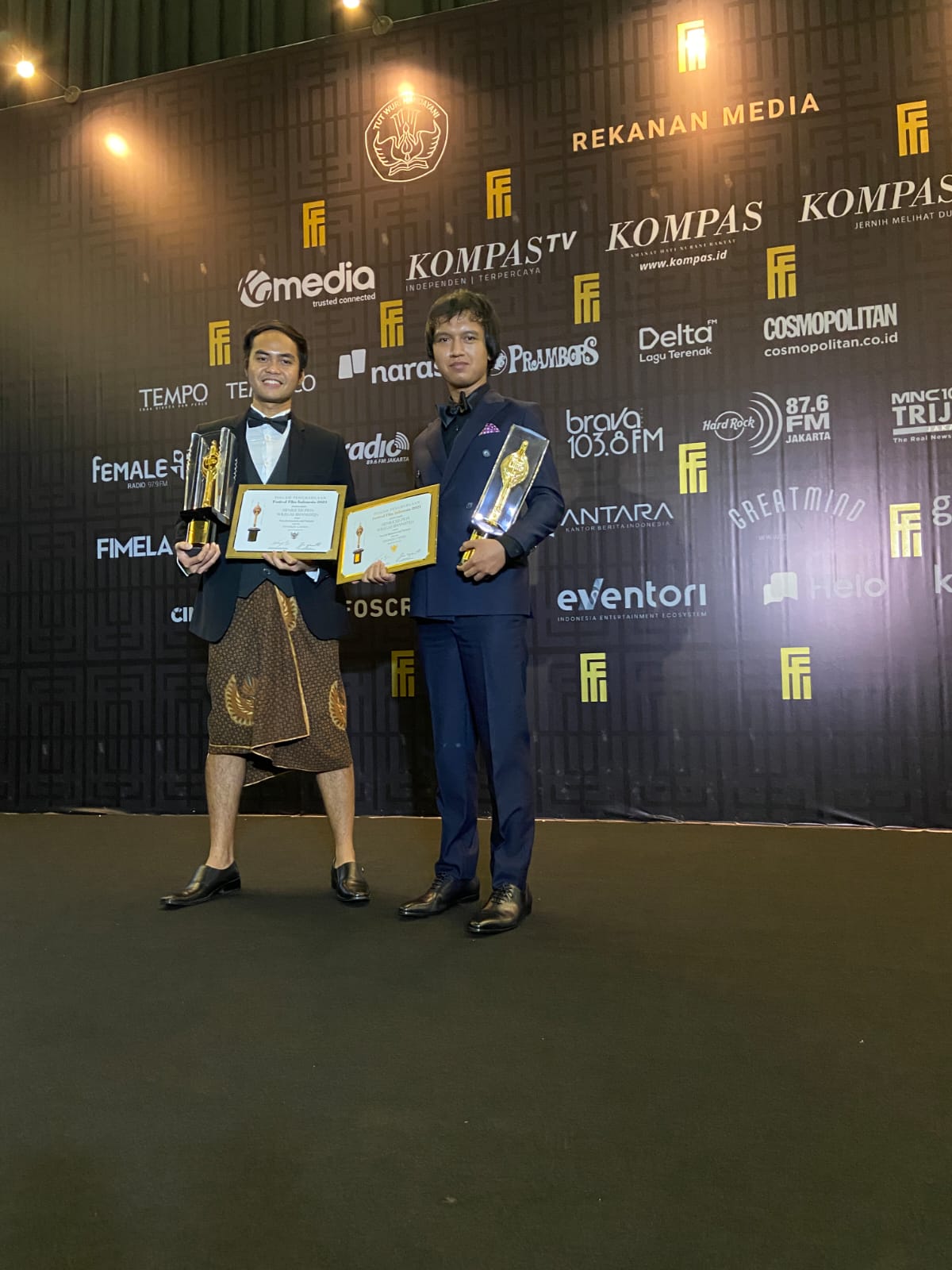 Wregas Bhanuteja dan Henrikus Pria penulis skenario asli terbaik film Penyalin Cahaya