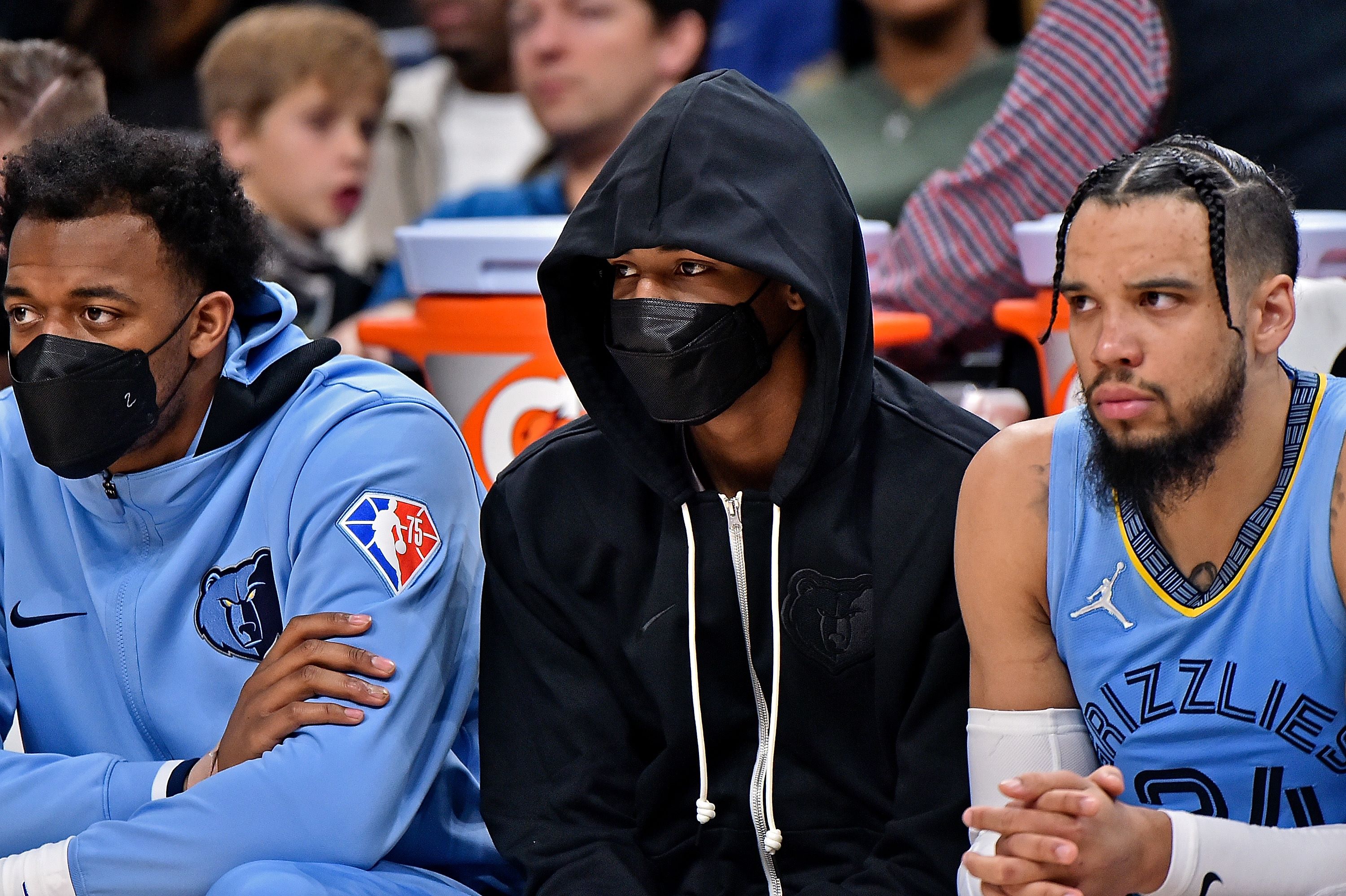 Bintang Memphirs Grizzlies Ja Morant duduk di bangku cadangan usai mengalami cedera di laga NBA melawan Atlanta Hawks.