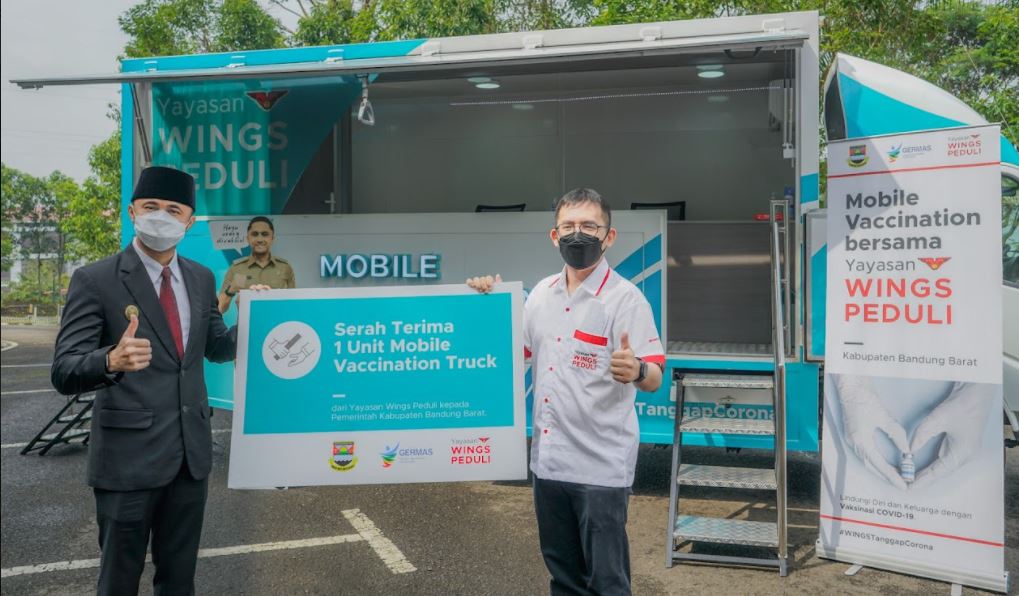 Plt Plt Bupati Bandung Barat Hengky Kurniawan menerima bantuan mobile vaccination truck dari Billy William, GM SC & Distribusi Wing Group. D