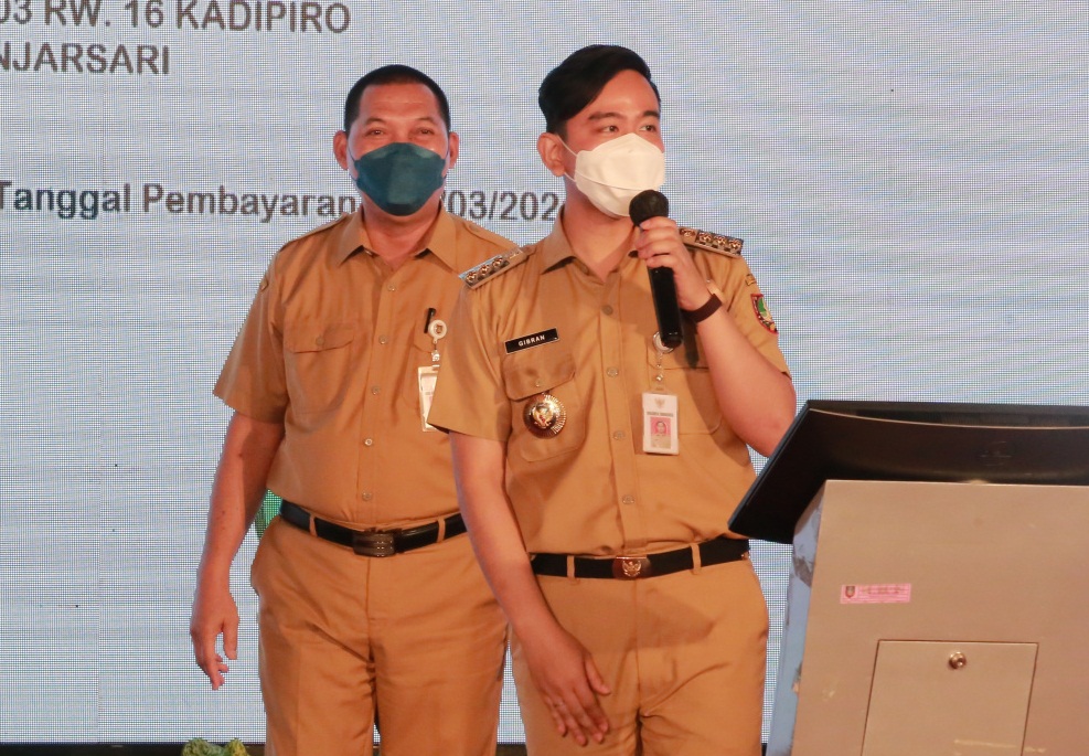 Wali Kota Solo Gibran Rakabuming Raka (kanan)