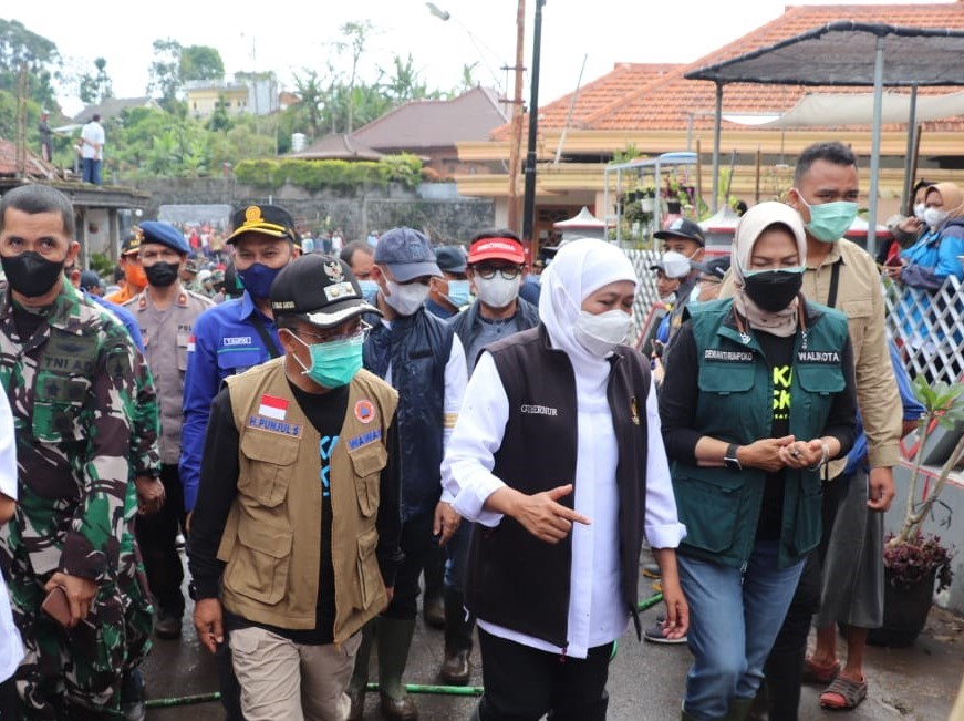Gubernur Jatim Khofifah Indar Parawansa meninjau lokasi bencana sembari menyalurkan bantuan di Desa Bulukerto, Kota Batu, Jumat (5/11).