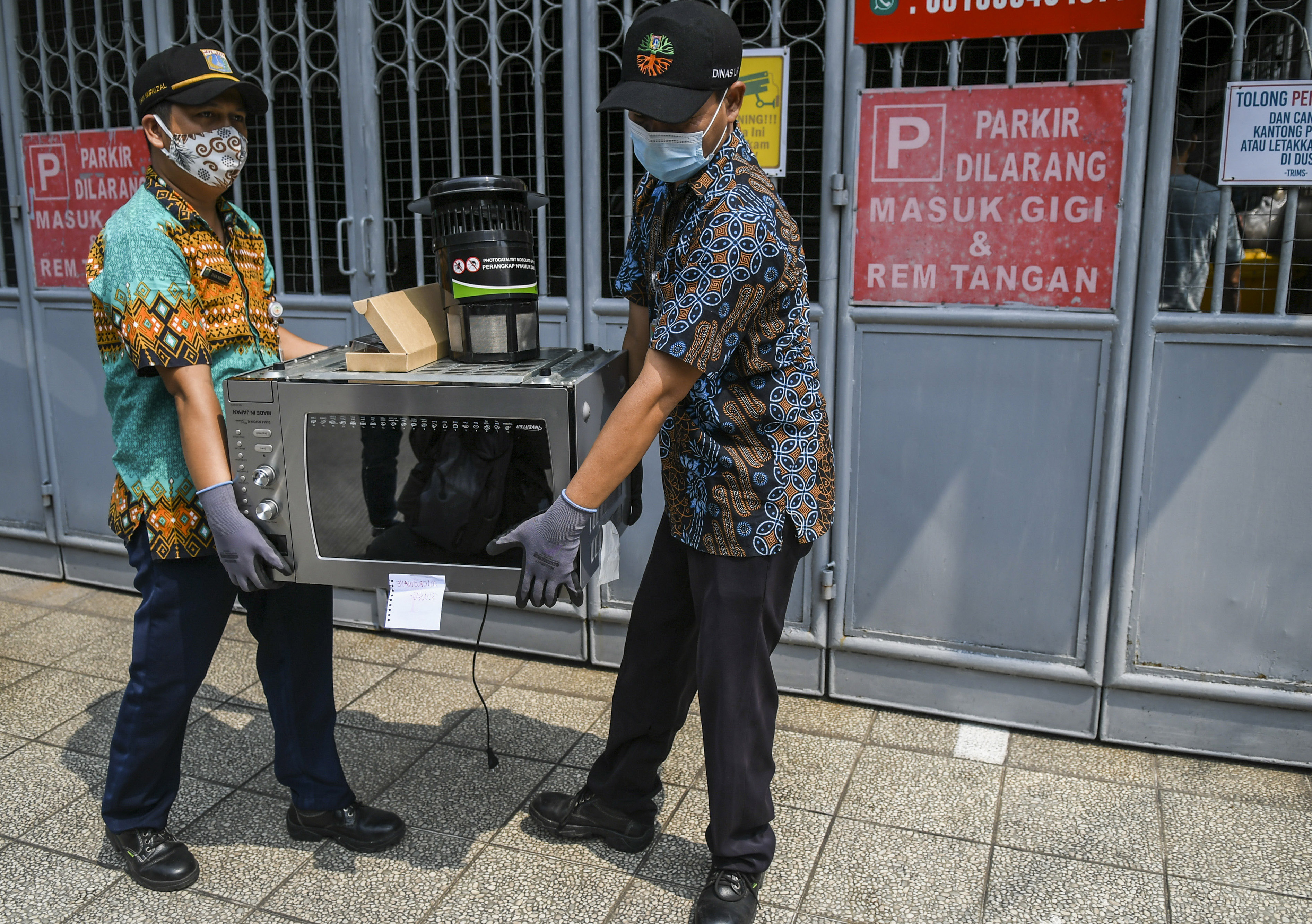 Petugas Dinas Lingkungan Hidup DKI Jakarta membawa sampah elektronik milik warga di kawasan Mangga Besar, Jakarta, Kamis (10/6/2021). 