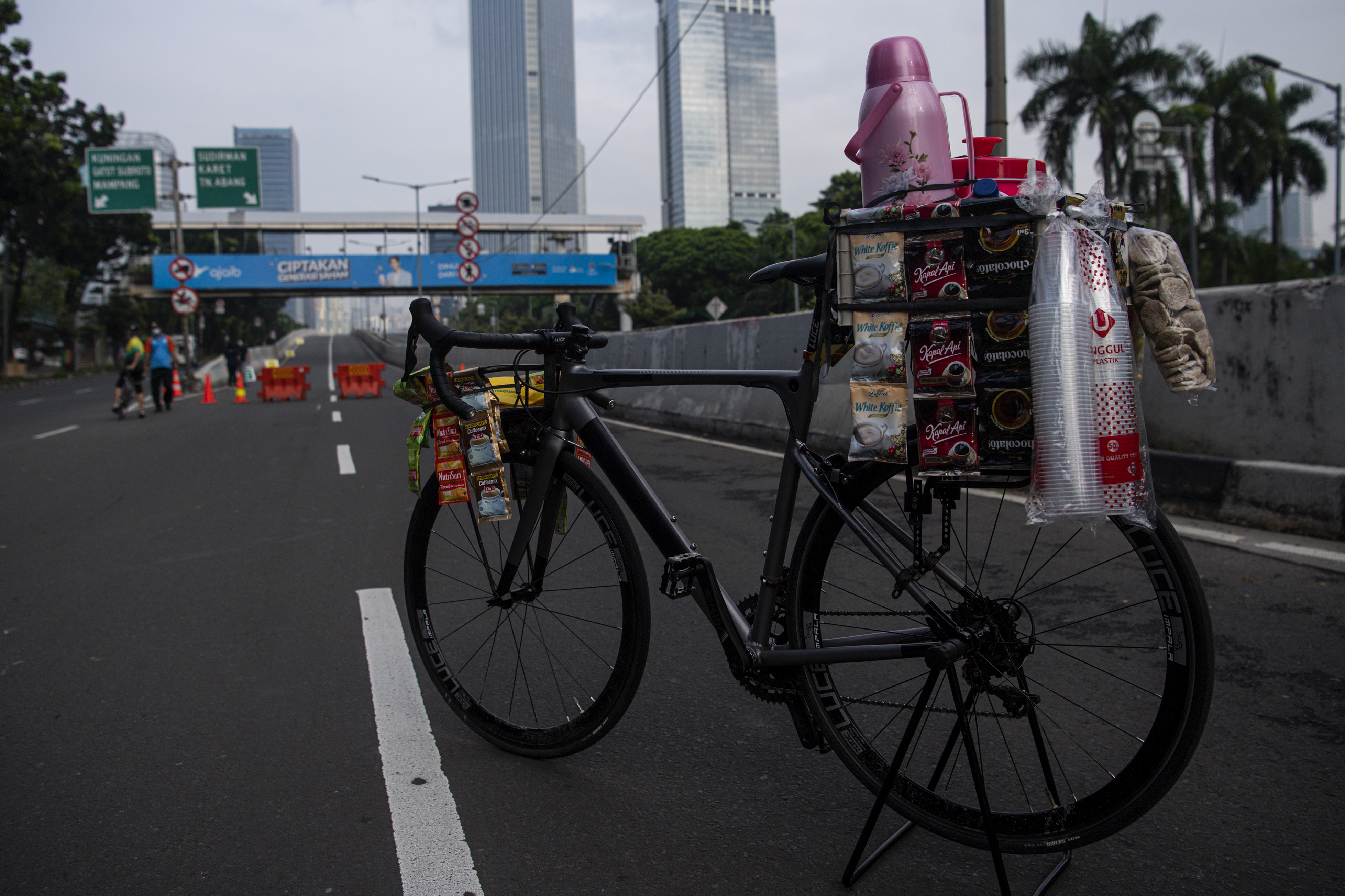 Sepeda road bike dengan aksesoris kopi keliling berada di sekitar Jalan Layang Non Tol (JLNT) Casablanca.