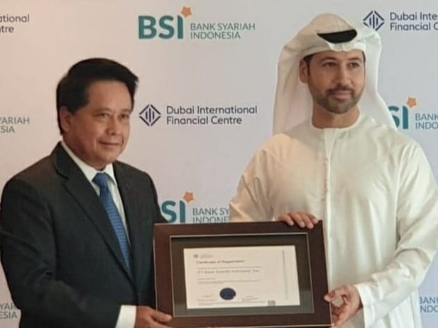 Direktur Utama BSI Hery Gunardi menerima letter of incorporation dari CEO Dubai International Financial Center Arif Amiri, Kamis (4/11).