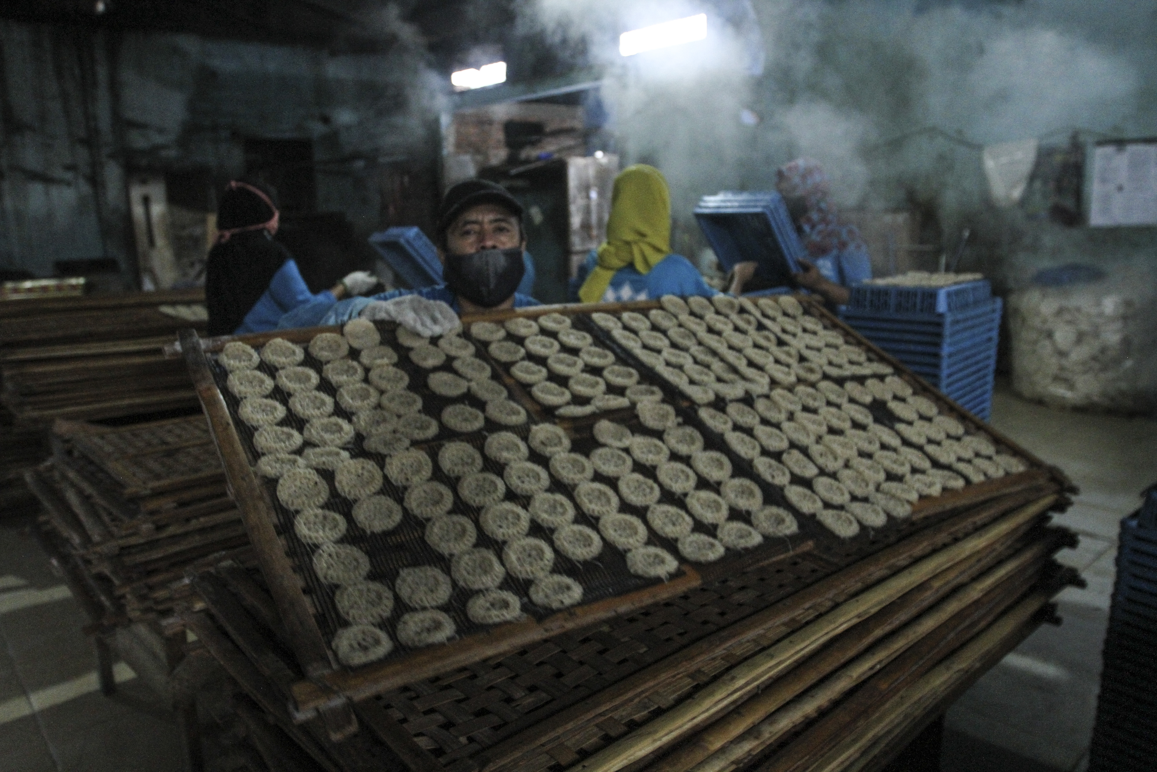 Pelaku UMKM di pabrik Kerupuk Pasundan, Depok, Jawa Barat
