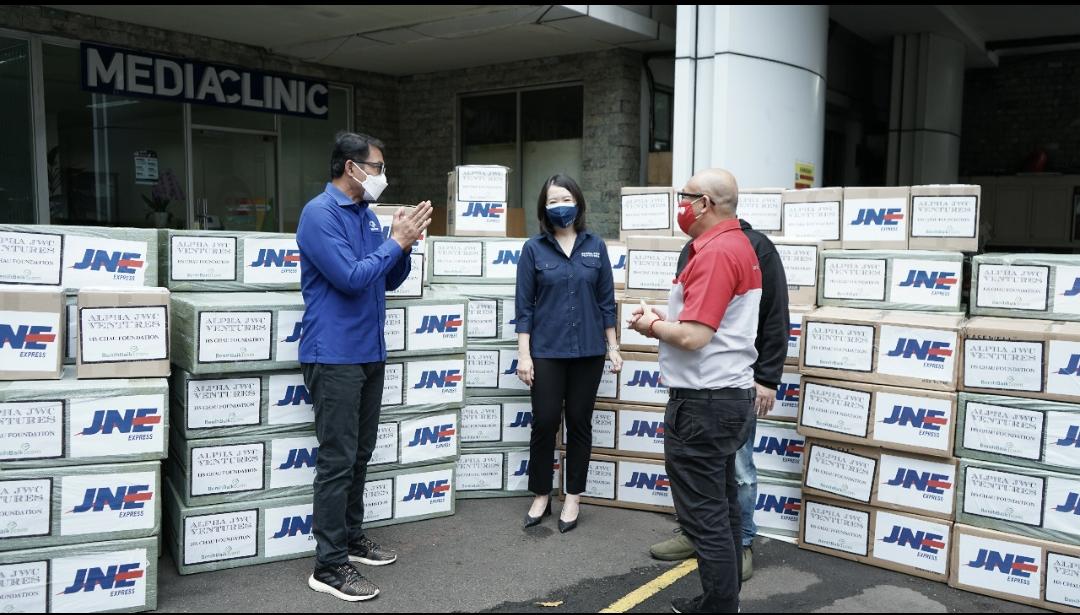 Penyerahan 100 ribu masker oleh Alpha JWC Ventures dan HS Chau Foundation.