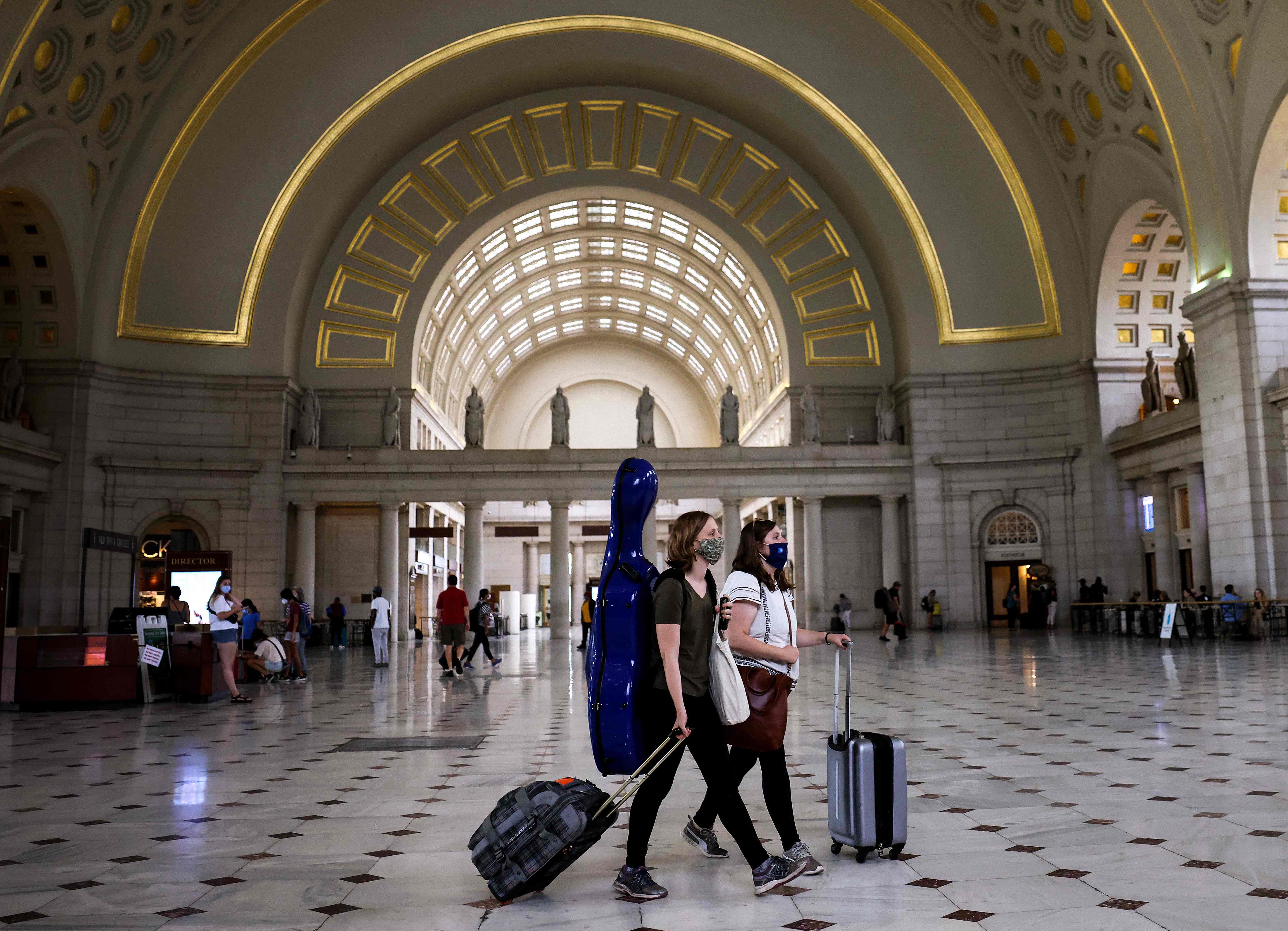 Warga mengenakan masker saat melintas di Union Station, Washington, AS.