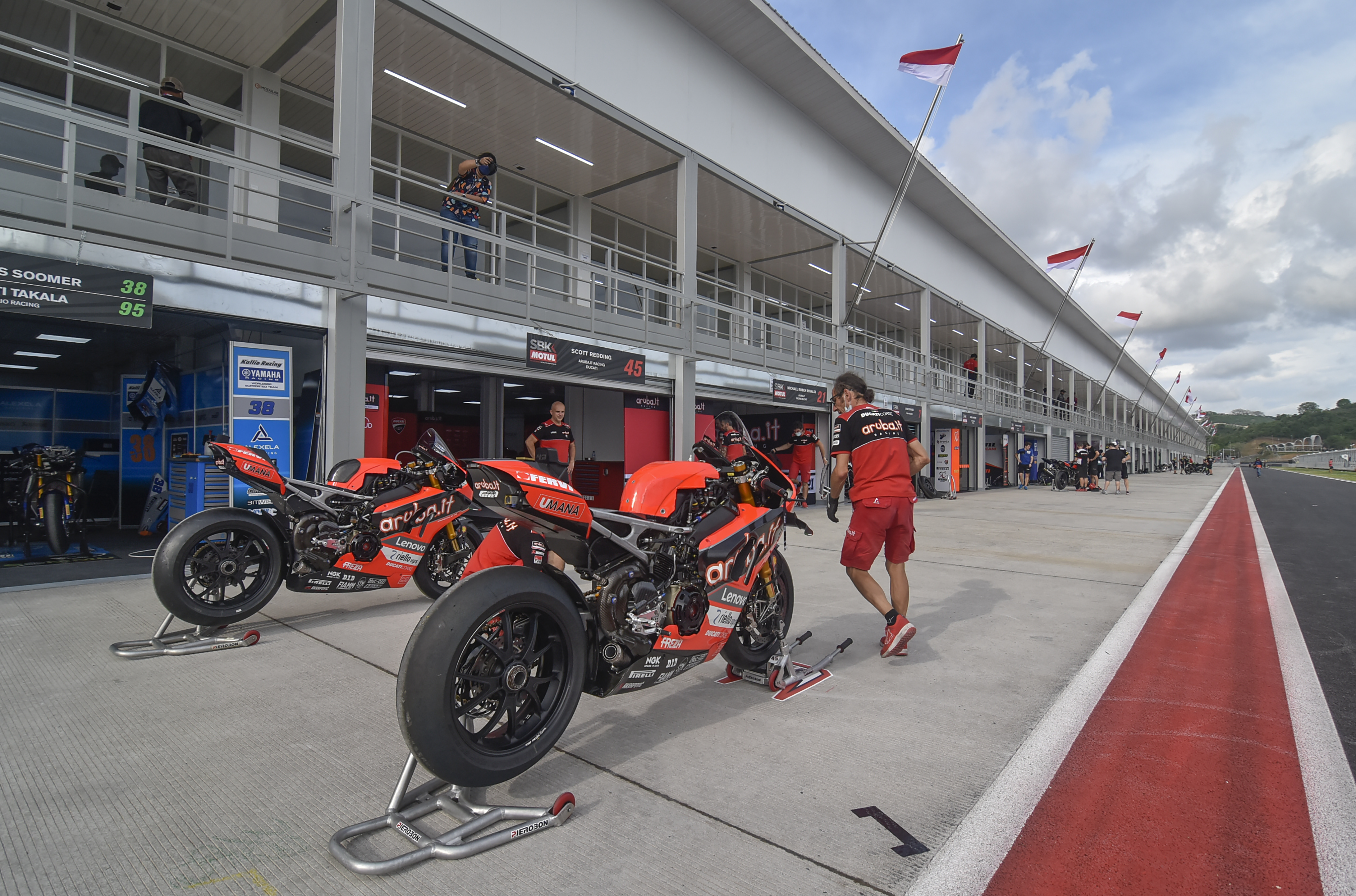 Mekanik tim Aruba.it Racing - Ducati WSBK mengecek sepeda motor di Pertamina Mandalika International Street Circuit di KEK Mandalika.
