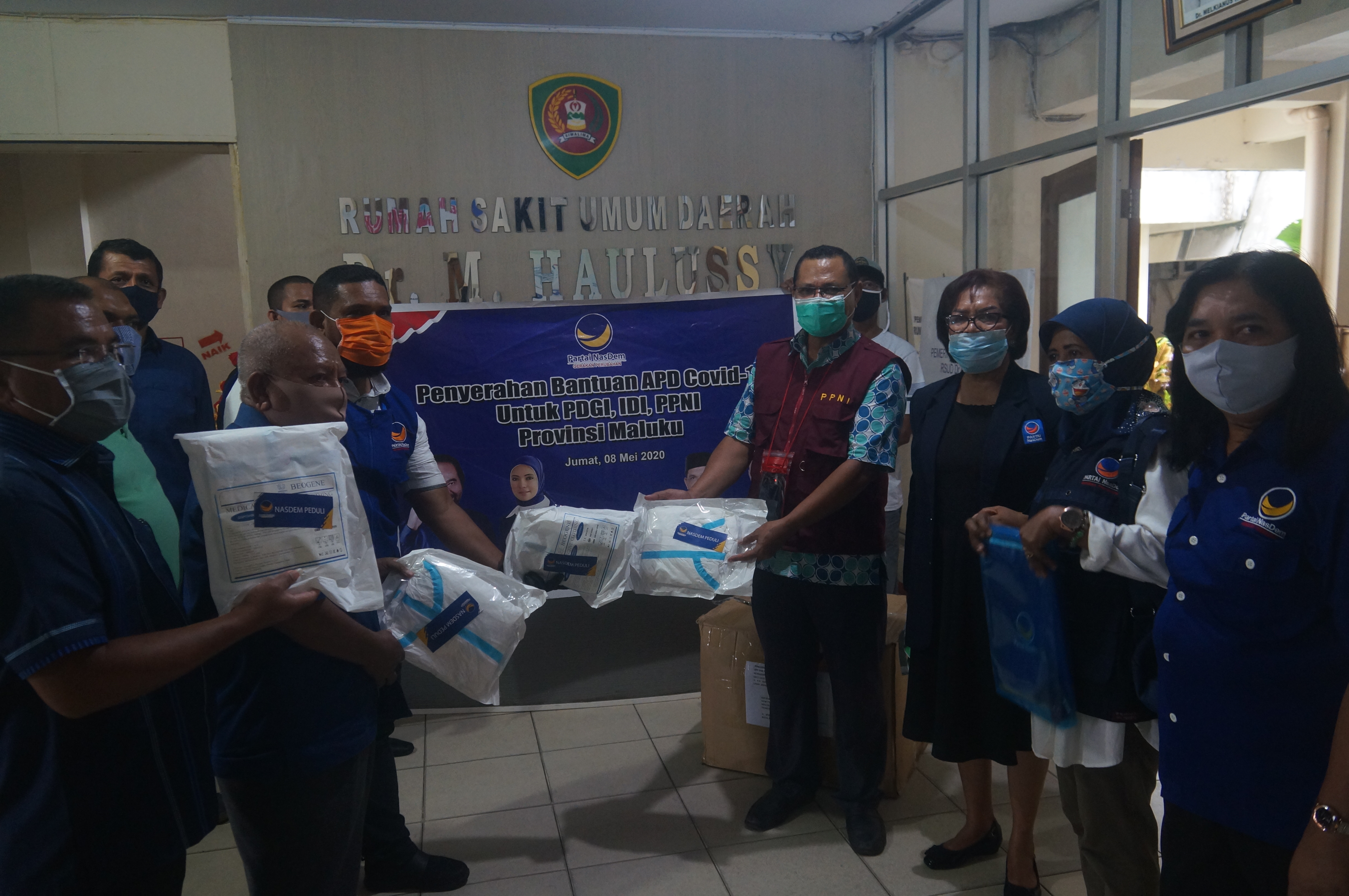 Pengurus dan kader Nasdem Maluku menyerahkan sumbangan untuk tim medis