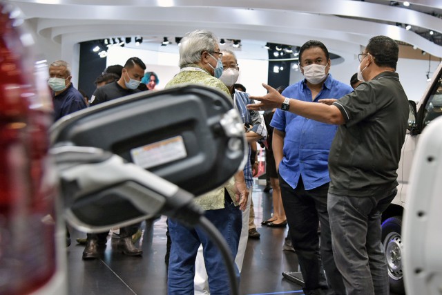 Wakil Ketua DPR RI Koordinator Bidang Korinbang Rachmat Gobel di sela-sela kunjungannya ke pameran GIIAS 2021, di BSD City, Minggu (21/11).