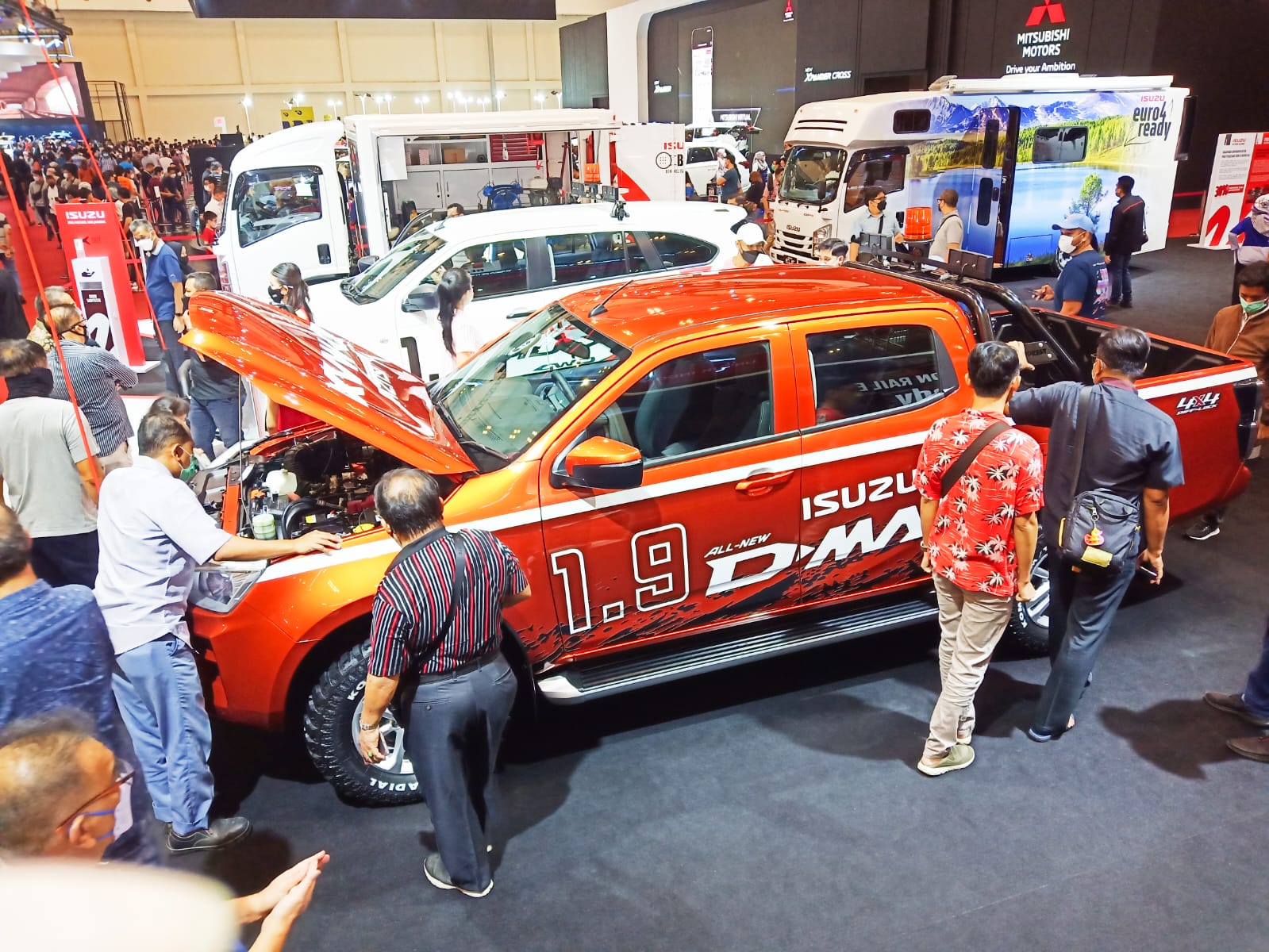 Pengunjung melihat Isuzu D-Max dalam pameran otomotif GIIAS 2021 di ICE BSD, Serpong, Tangerang, Banten, Kamis (18/11).