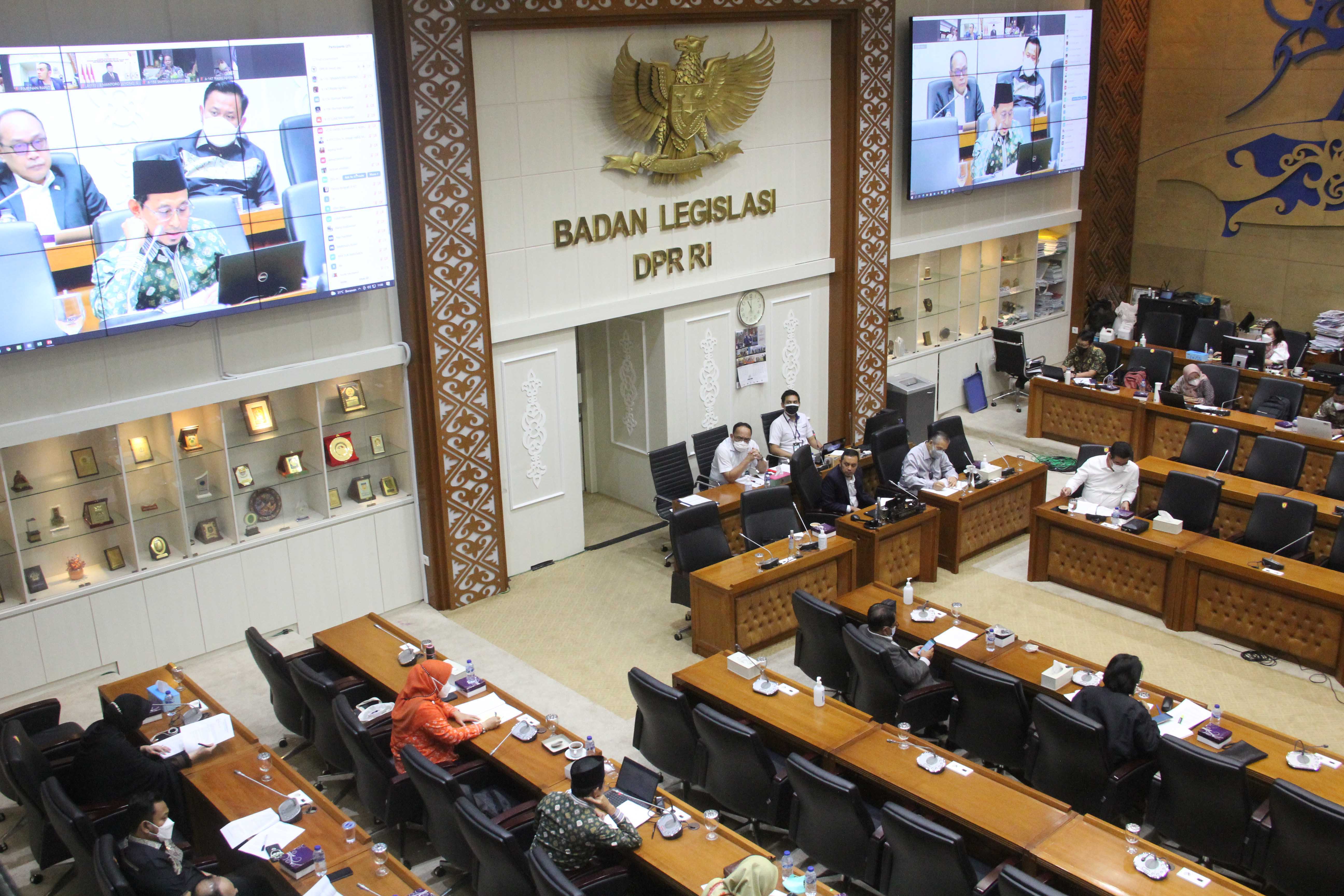 Wakil Ketua Baleg DPR Willy Aditya (kiri) saat Rapat Panja di komplek Parlemen, Jakarta, Selasa (16/11/2021).