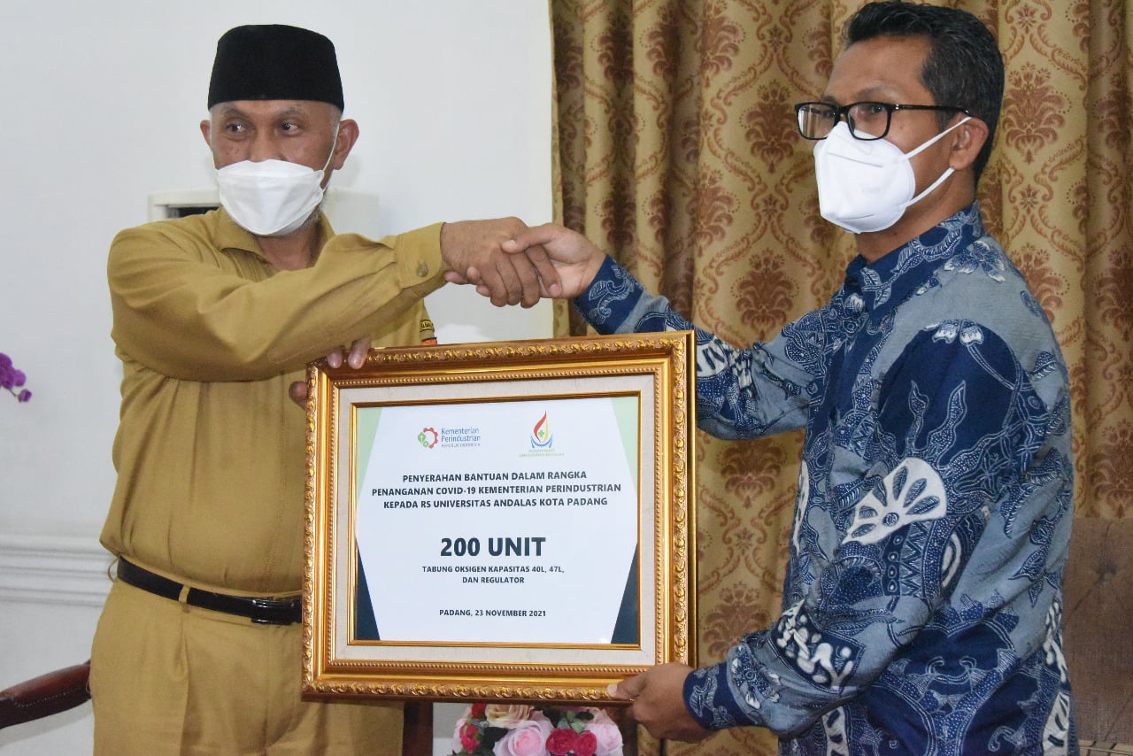 Kemenperin menyerahkan 1.000 unit bantuan tabung oksigen dan regulator kepada Pemprov Sumbar dan RS Universitas Andalas sebanyak 200 unit. 