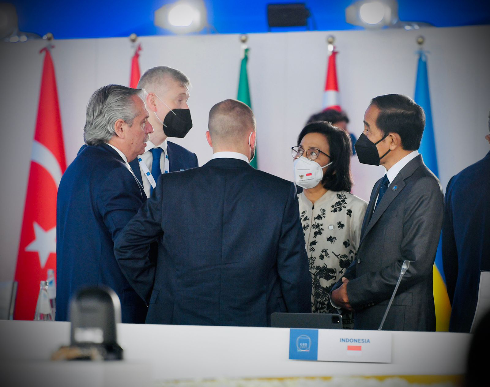 Presiden Joko Widodo (kanan) di sela-sela Konferensi Tingkat Tinggi (KTT) G-20, di Roma, Italia, Minggu (31/10).
