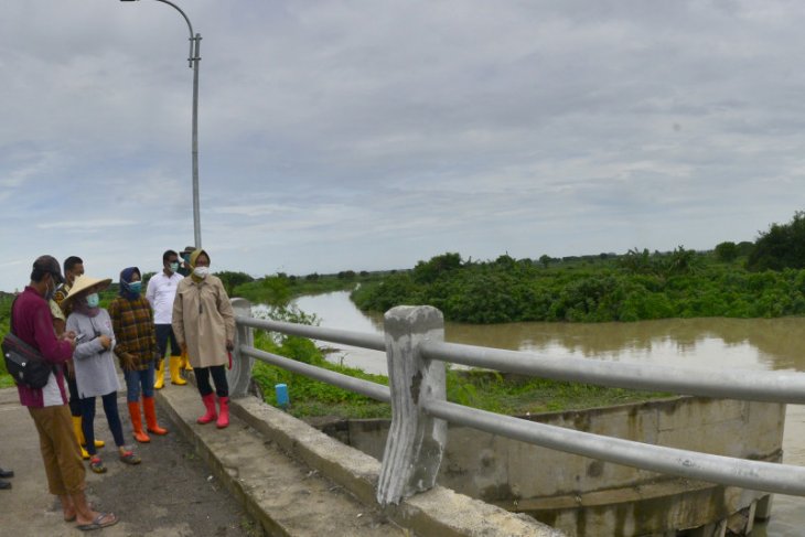Mencegah Kali Lamong Meluap Dua Tanggul Dibangun