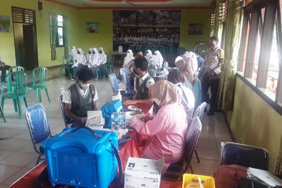 Pelaksanaan vaksinasi Covid-19 dilakukan Sekolah Menengah Kejuruan (SMK) PGRI 1 Palembang, Senin (8/11/2021).