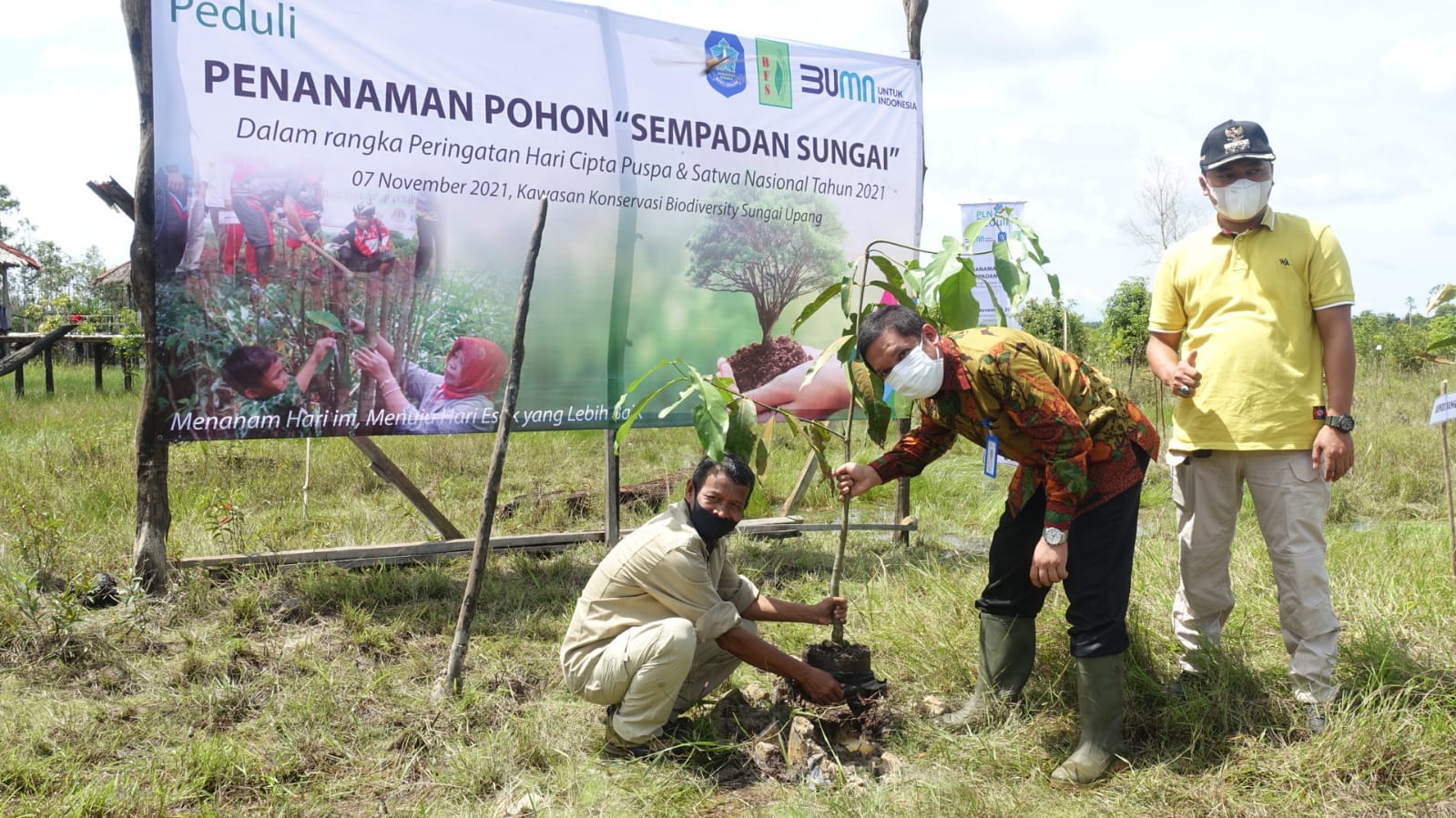 Kegiatan penghijauan dengan menanam sebanyak 2.000 pohon dari berbagai jenis di kawasan konservasi biodiversity Sungai Upang.