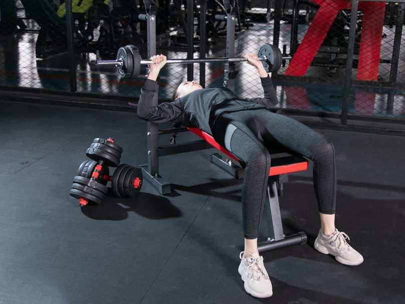 Berolahraga atau workout sendiri di rumah juga lebih leluasa karena bisa dilakukan kapan pun sembari mendengarkan musik atau menonton TV.