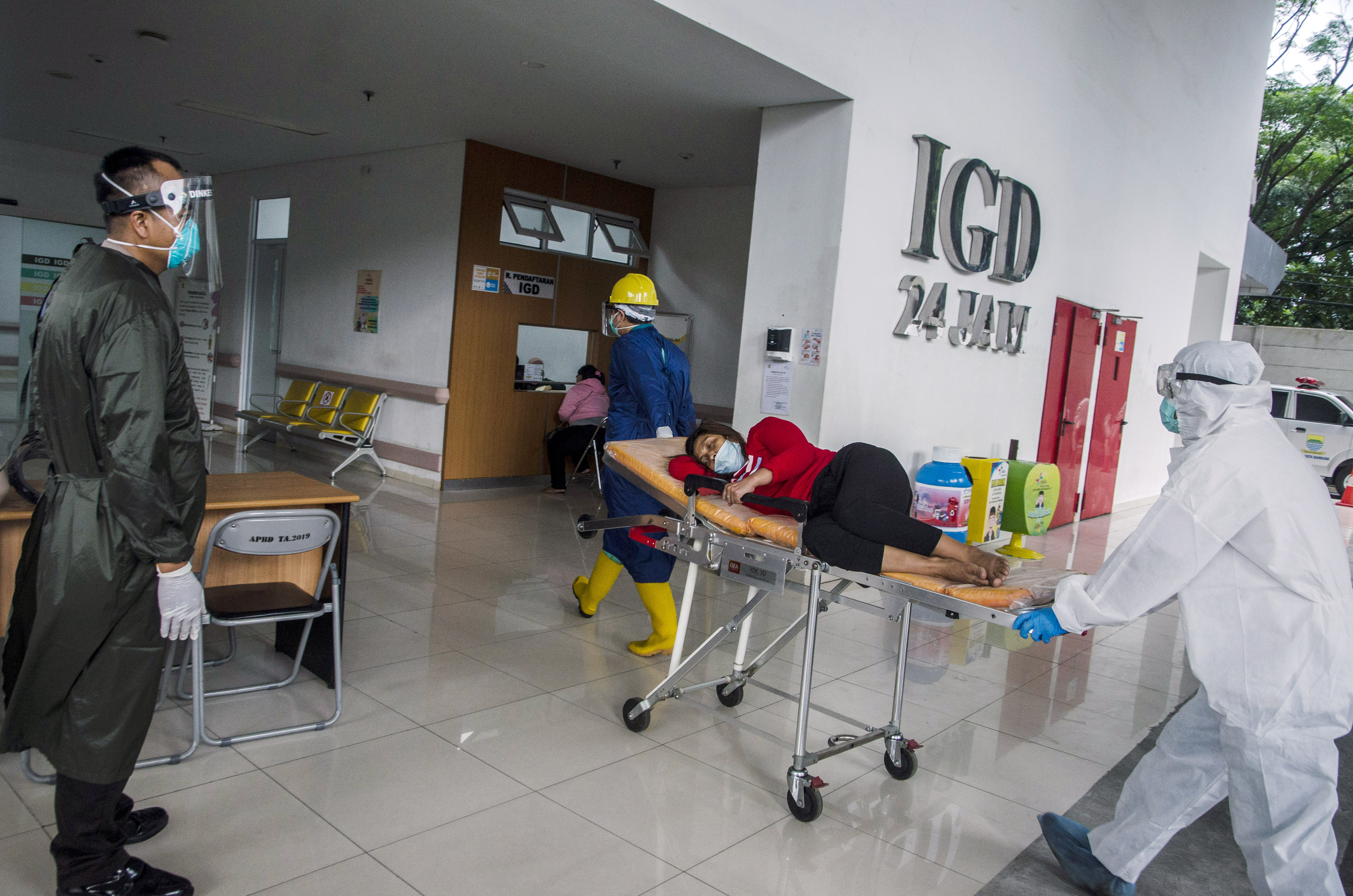 WASPADA VARIAN BARU COVID-19: Petugas kesehatan membawa pasien ke ruangan IGD RS Khusus Ibu dan Anak, Bandung, Jawa Barat.