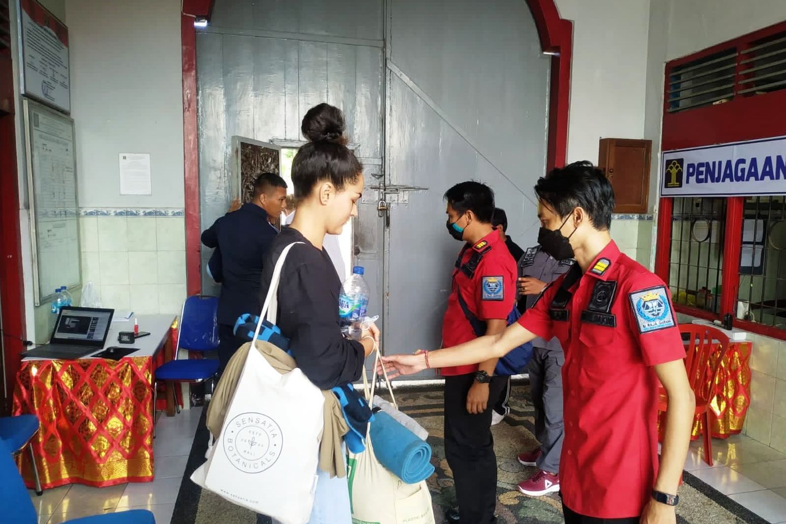 Dua WNA diserahkan untuk dideportasi.