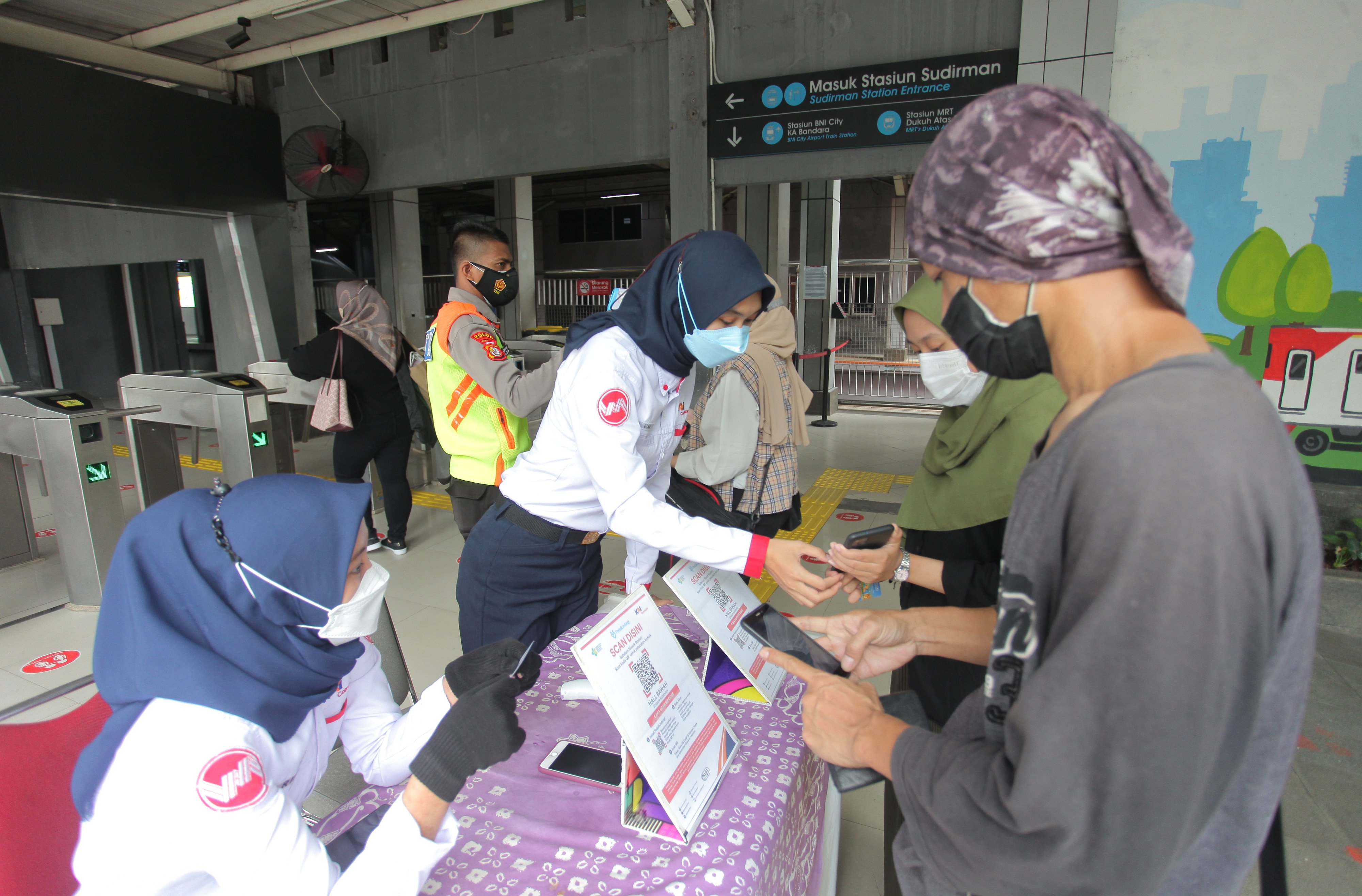 Petugas KAI Commuter memeriksa sertfikat vaksin covid-19 sebelum menaiki KRL di Stasiun Sudirman, Jakarta, Sabtu (11/9)