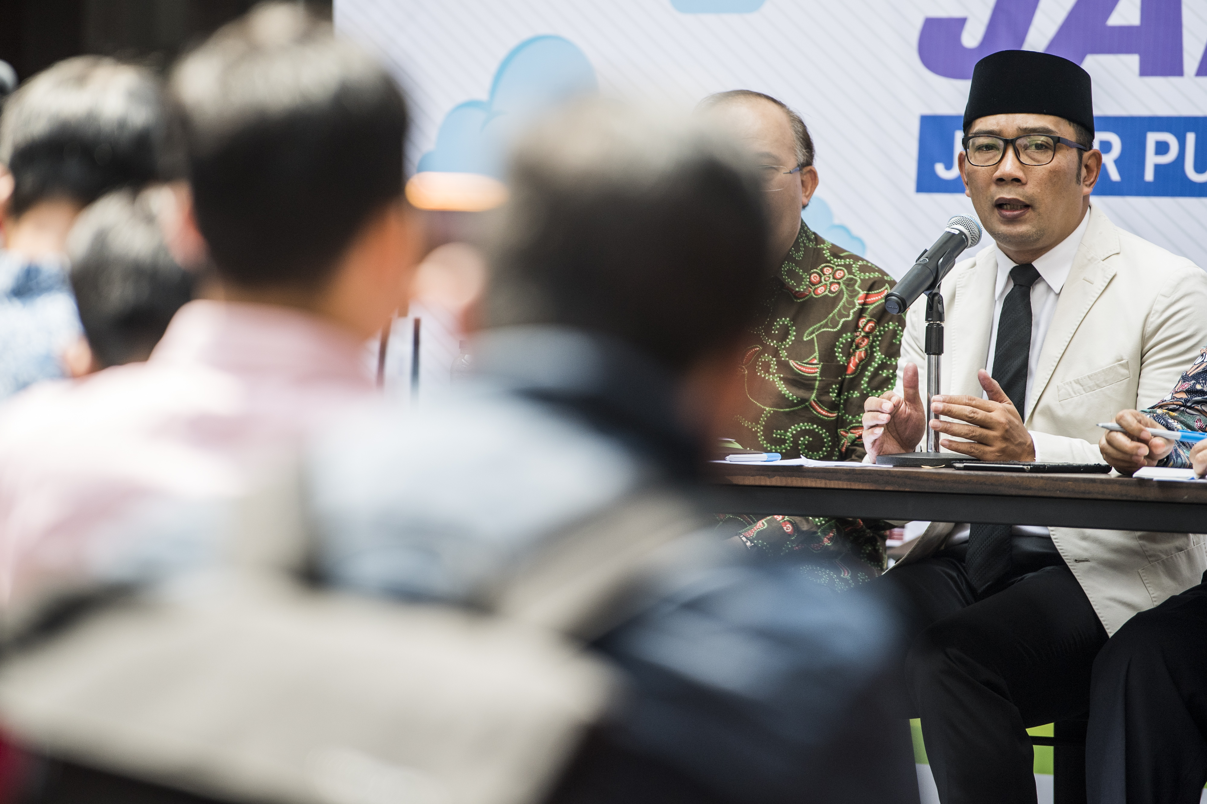 Gubernur Jawa Barat Ridwan Kamil resmi menetapkan UMP 2022 naik Rp31 ribu atau 1,72 persen menjadi Rp1.841.487,31.