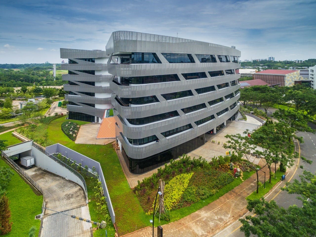 Juniper berkolaborasi dengan PT Westcon International Indonesia sebagai distributor dan PT NTT Indonesia Solutions sebagai mitra kerja.