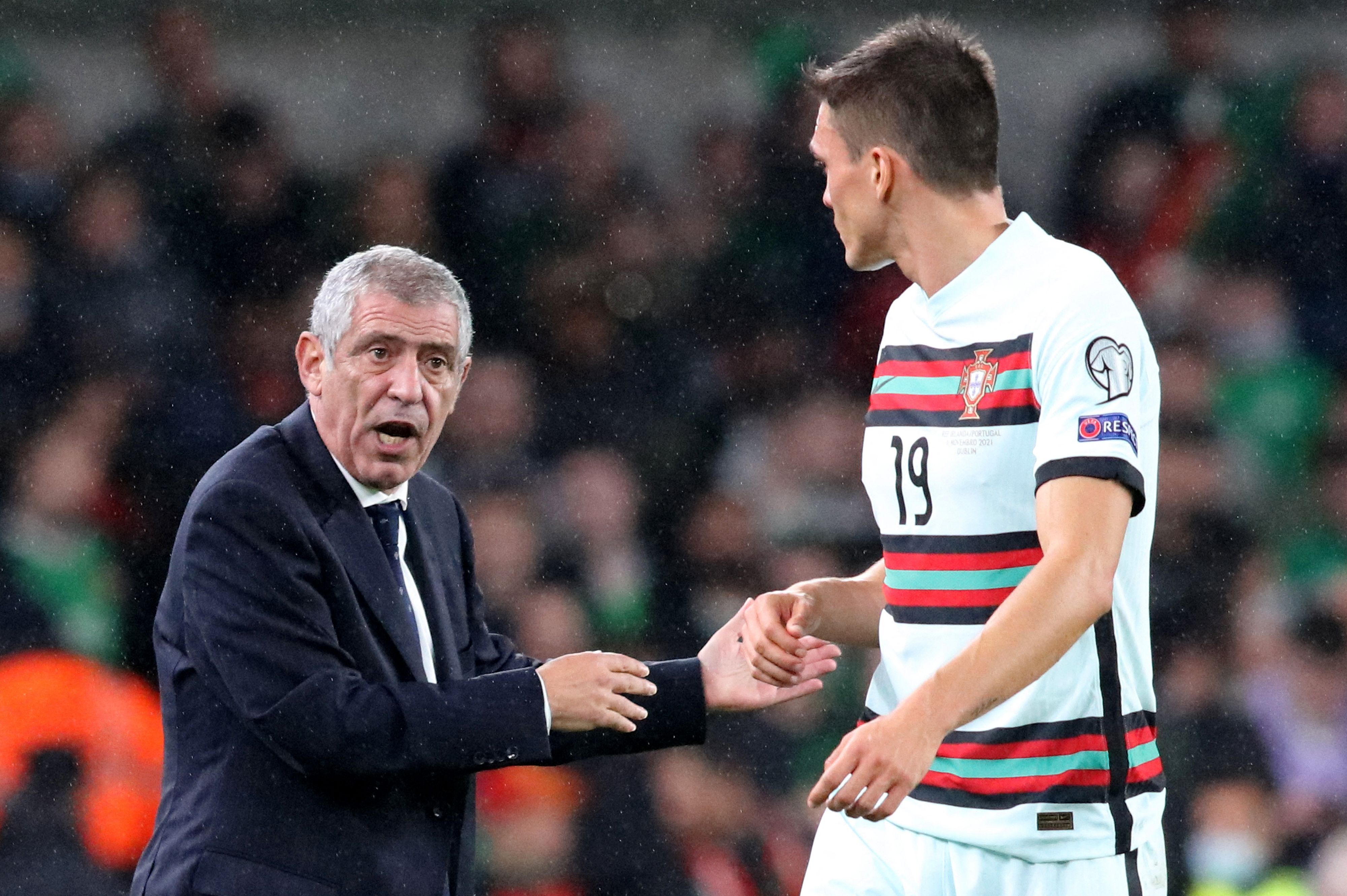 Pelatih Portugal Fernando Santos berbibcang dengan gelandang Portugal Joao Paulinha