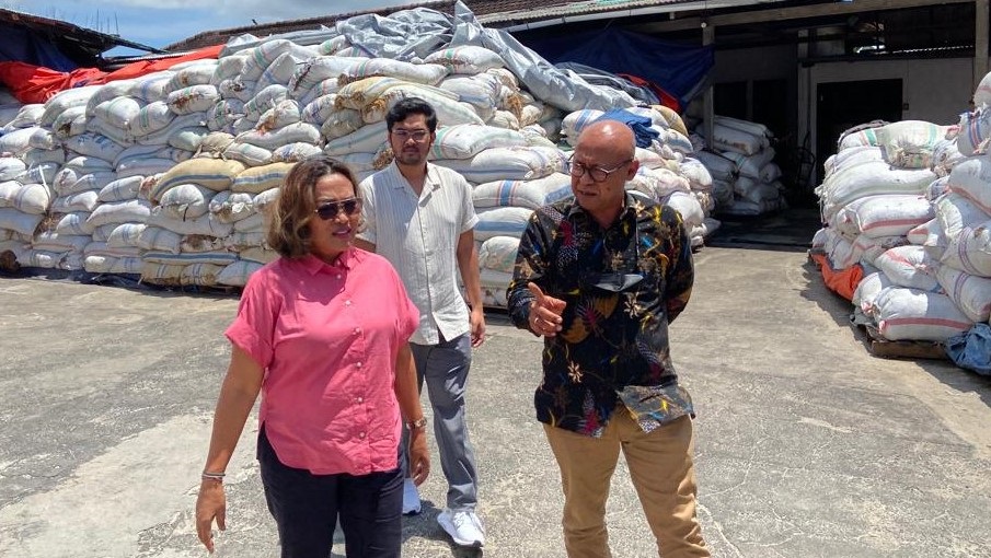 Direktur Utama PT Kliring Berjangka Indonesia Fajar  Wibhiyadi bersama Ni Nyoman Robek, Pimpinan PT Rahmat Bahari Indonesia.