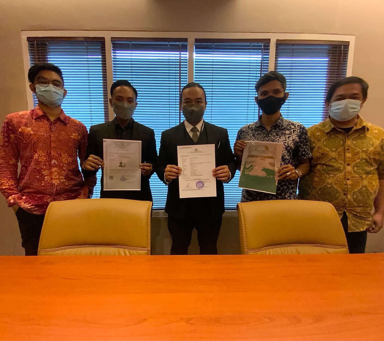 Kuasa hukum PT. Lumbung Padi Indonesia (LPI) memperlihatkan laporan ke Polda Metro Jaya atas dugaan pelanggaran merek dagang PT Wilmar Padi 