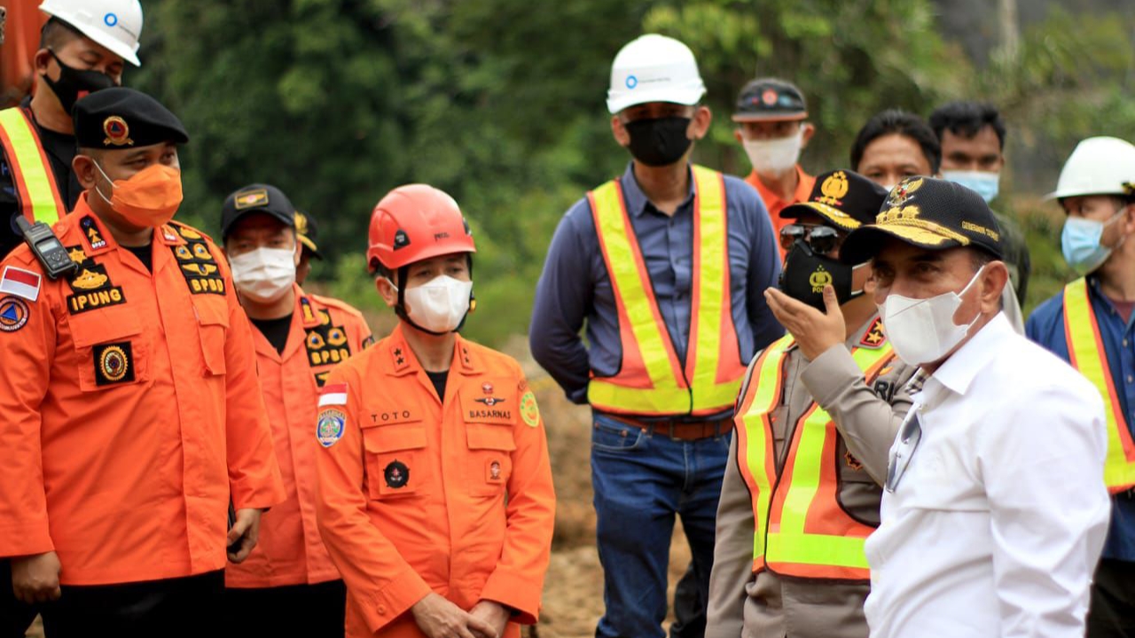 Gubernur Sumatra Utara Edy Rahmayadi (baju putih)