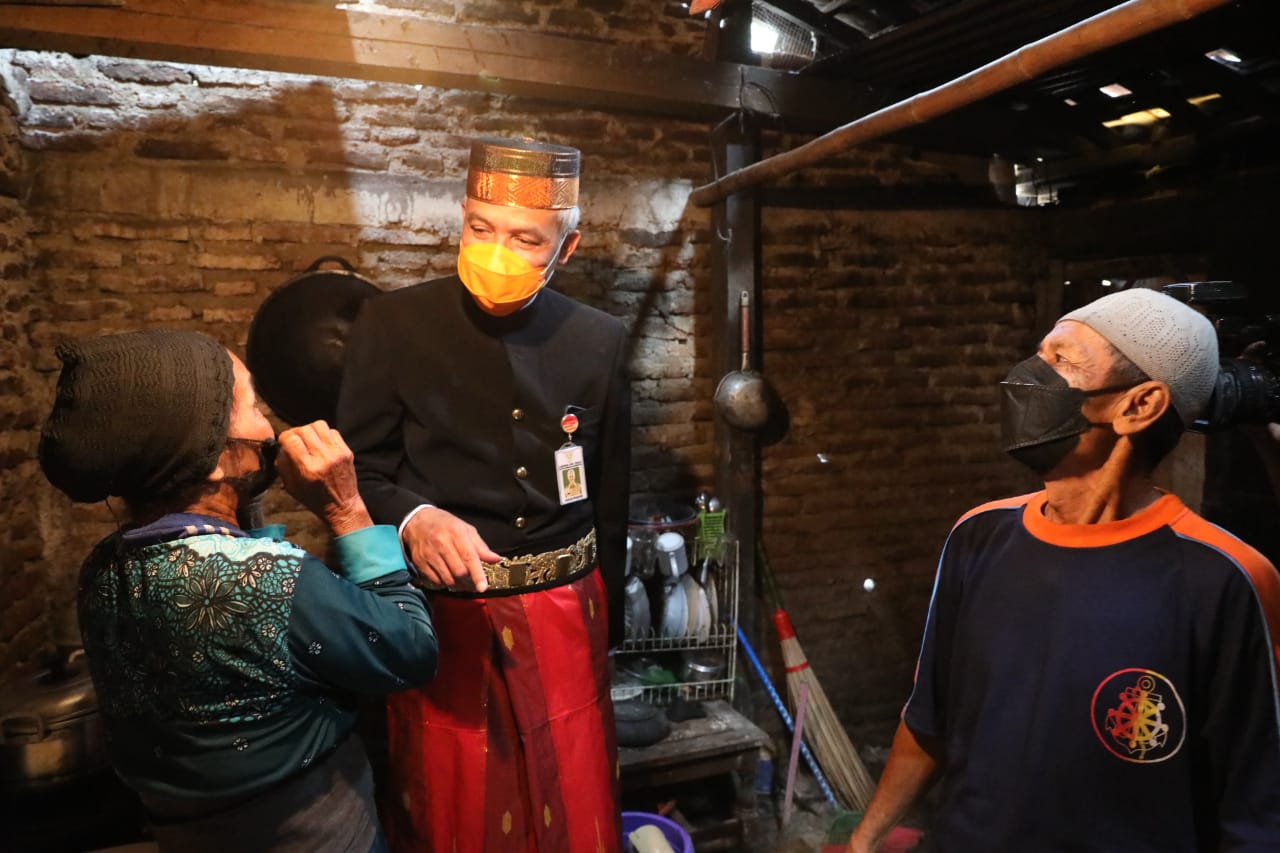 Gubernur Jawa Tengah Ganjar Pranowo datangi rumah guru honorer yang akan direhab, kedua orang tua guru honorer itu tak kuasa menahan haru, K