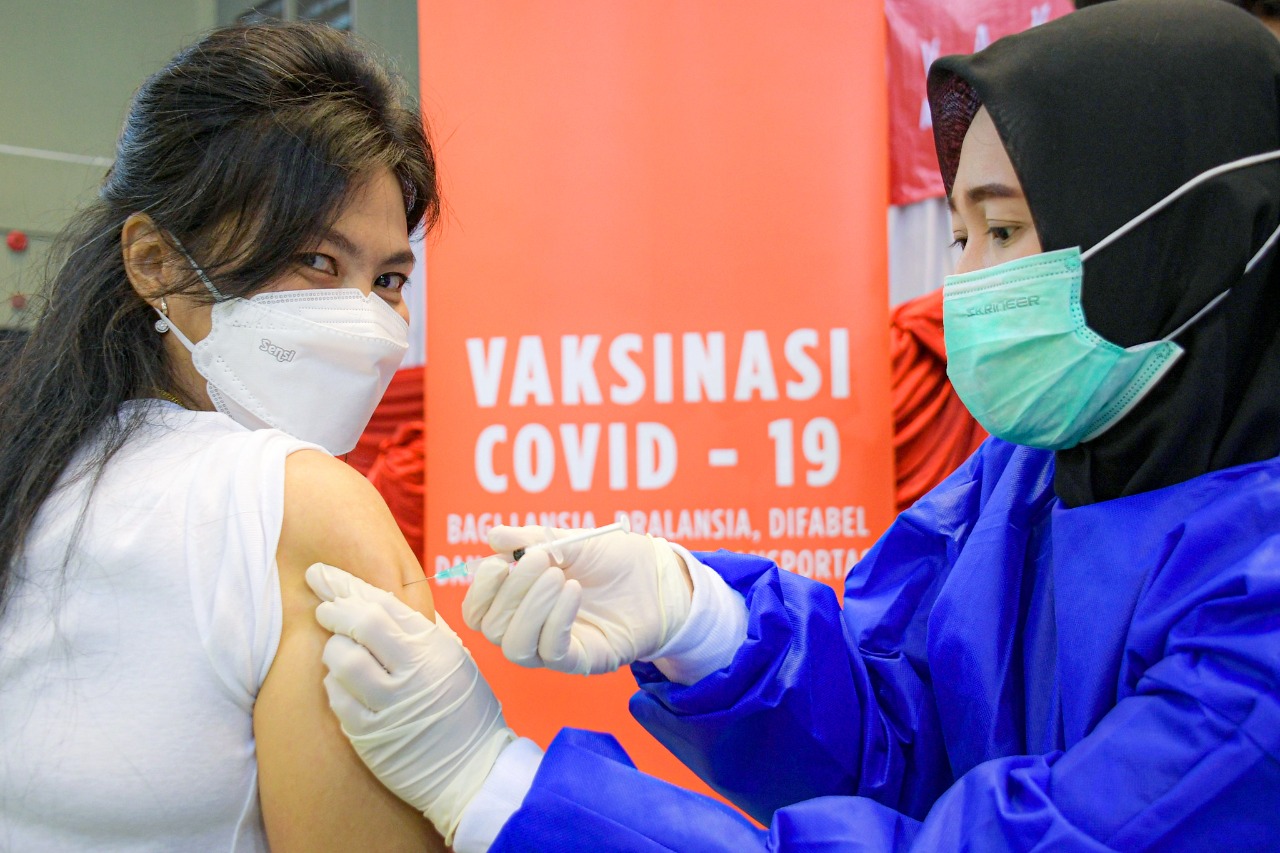 Vaksinasi Covid-19 sebagai upaya mencegah penulair virus Covid-19.   