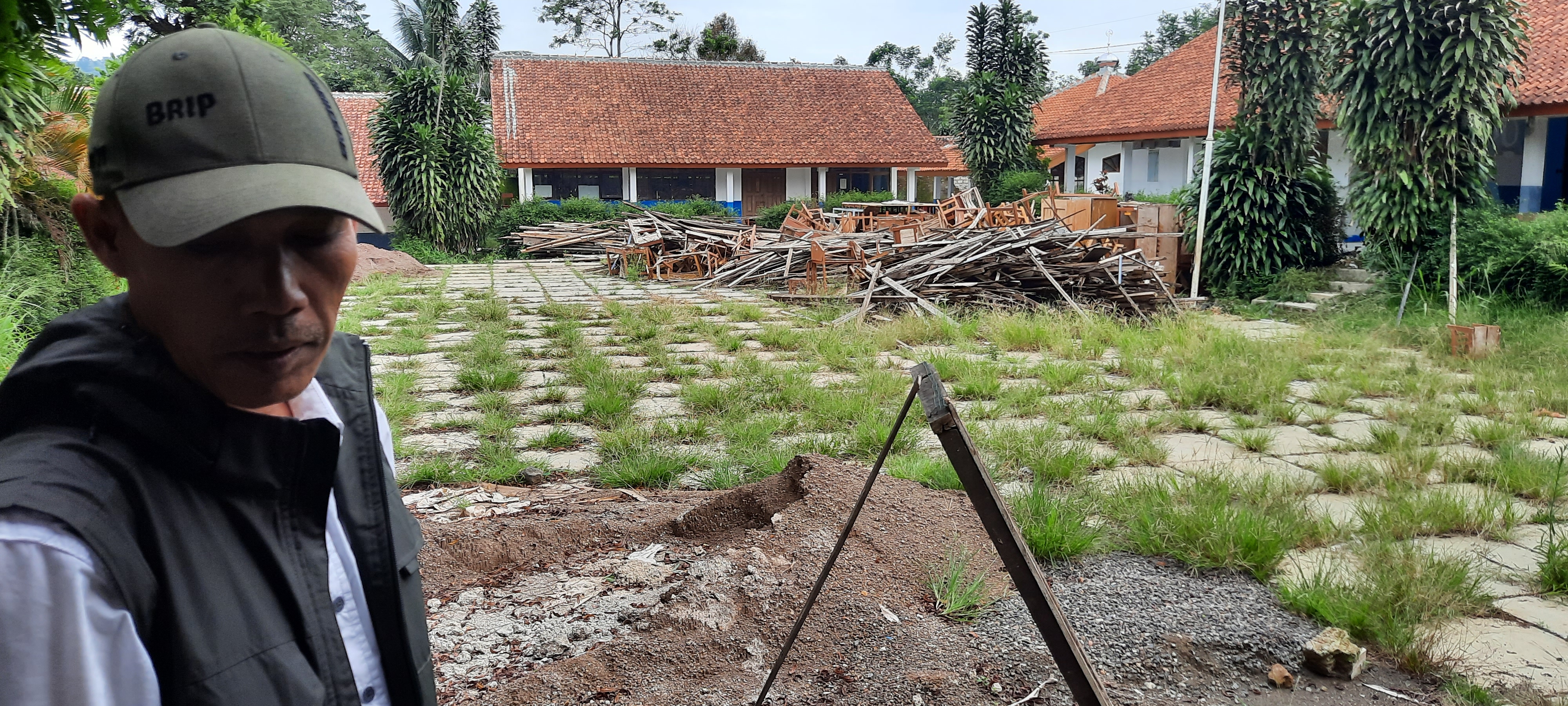 Lingkungan SMPN 2 Cikalongkulon di Kecamatan Cikalongkulon, Kabupaten Cianjur, Jawa Barat, terlihat kumuh sebab rekanan tidak menyelesaikan 