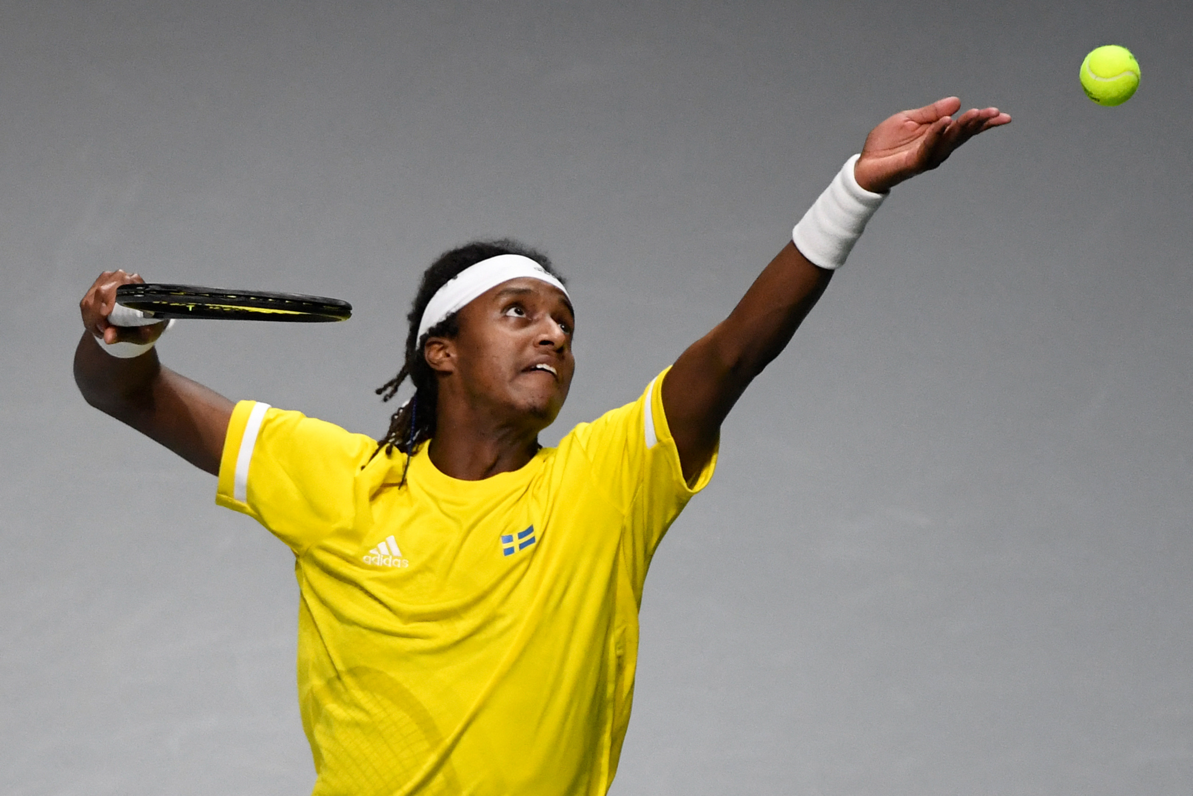 Petenis Swedia Mikael Ymer membawa negaranya sementara unggul atas Kanada di Piala Davis.