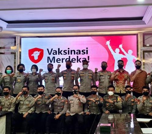 Anggota polisi dari Polda Metro Jaya yang mendukung gelaran Vaksinasi Merdeka (VM) di kawasan penyangga DKI Jakarta.