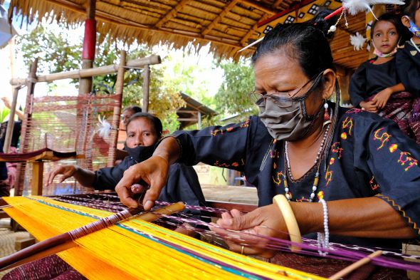 Ilustrasi: Tenun Oi Nulun