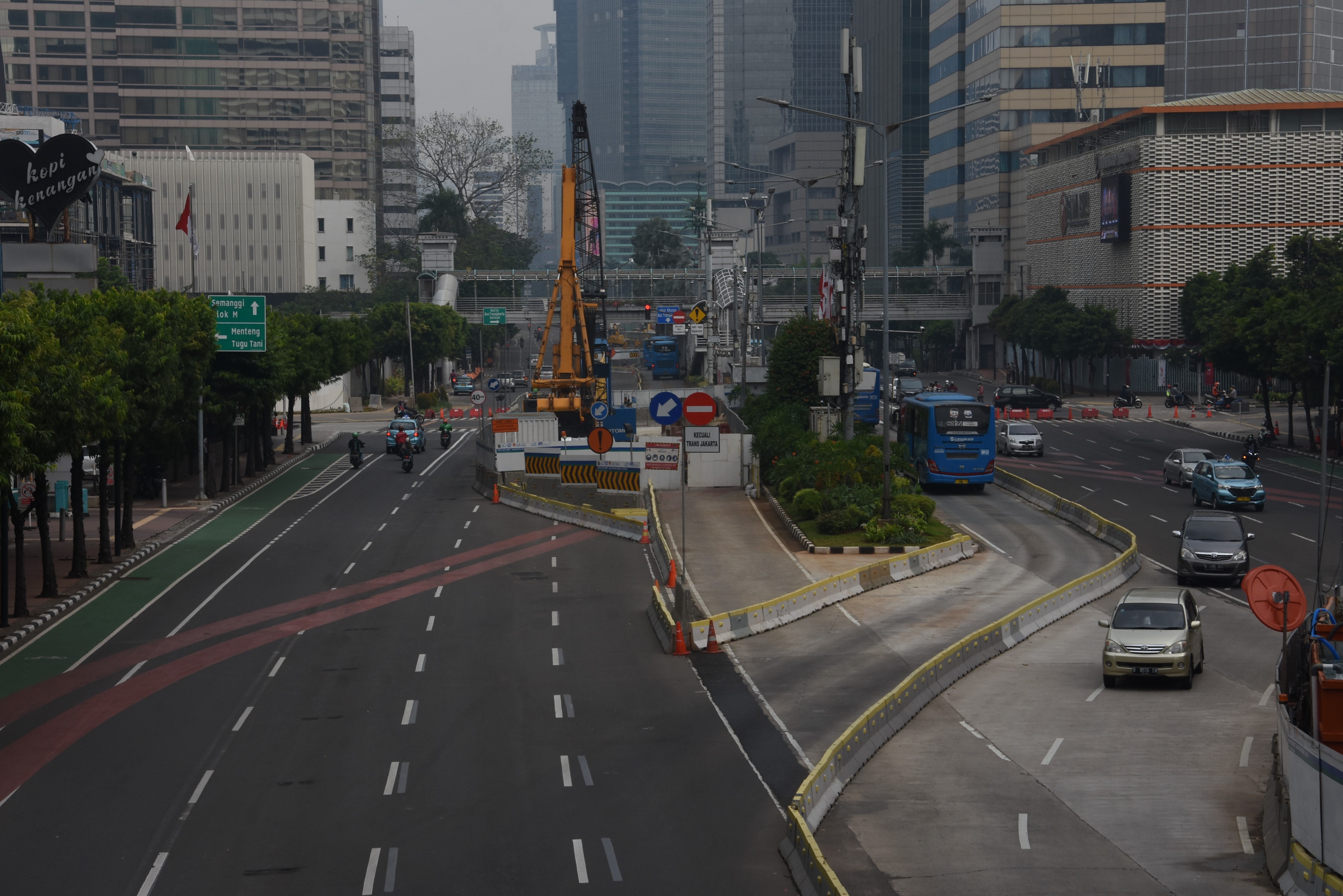 Sejumlah kendaraan melintas di dekat proyek pembangunan MRT Jakarta fase 2A di kawasan Jalan MH Thamrin, Jakarta.