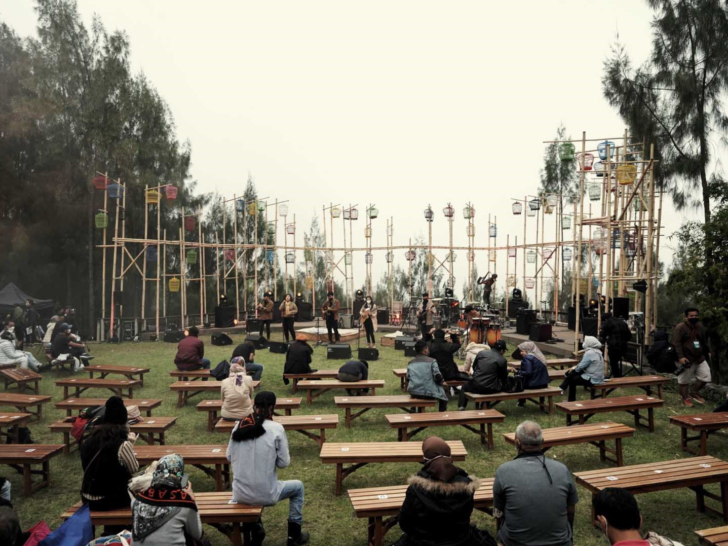 Penerapan jaga jarak di venue pertunjukan juga membuat penonton terlihat lebih renggang.