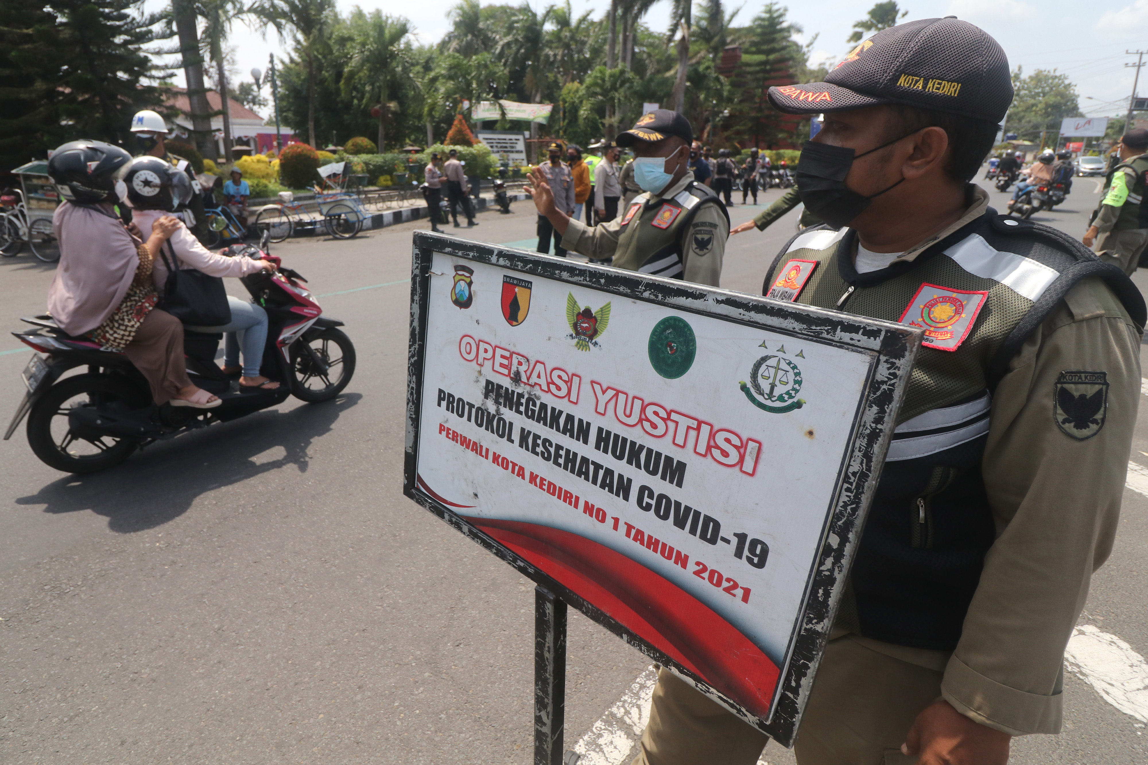 Petugas Satpol PP di Kediri, Jawa Timur melakukan rasia protokol kesehatan