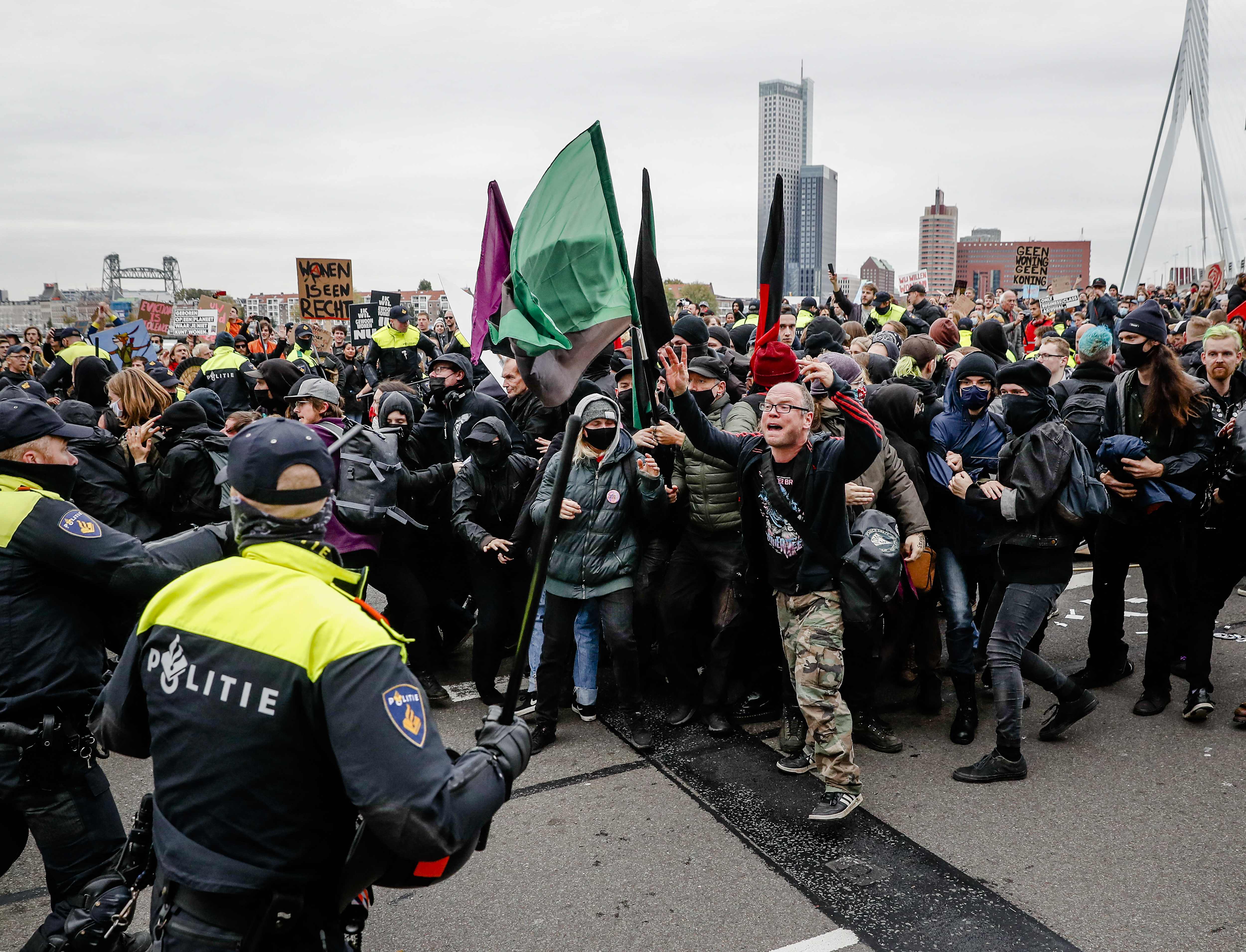 Para pengunjuk rasa di Rotterdam Belanda yang menolak aturan lockdown, akhir pekan lalu