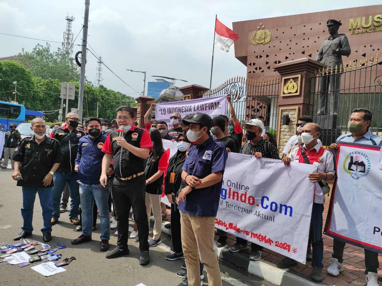 Wartawan berunjukrasa di Mabes Polri menyoal kasus rekannya yang diproses polisi, padahal masalahya sudah selesai di Dewan Pers.